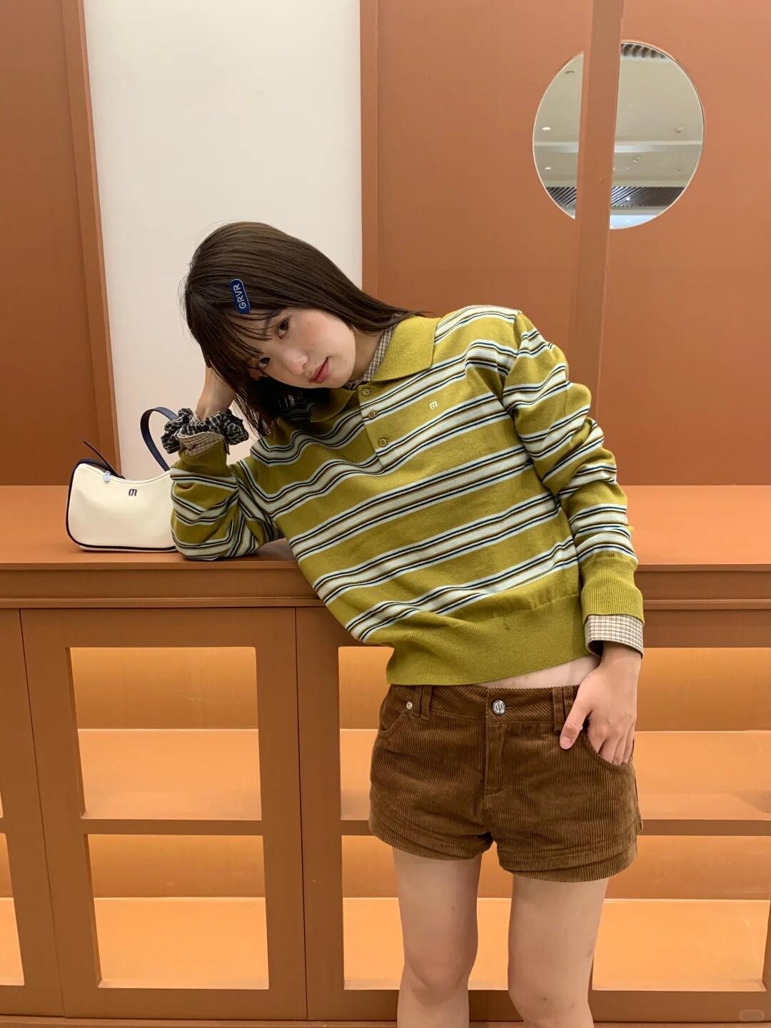 NO:488030,Grvrgr*ve 25Fw early autumn new style Henry collar polo contrasting retro striped sweater丨Exclusive high-end production!  Song Zhiya's same style, with retro yellow and green as the main color, paired with fresh stripes, creating a unique vitality. The classic lapel design adds a neat feeling and exquisite embellishment of button elements. The knitted fabric is soft and skin-friendly, suitable for a variety of occasions, and easily creates a style that combines retro and fashionable, injects a lively atmosphere into the overall shape. S/M/L is available in stock, alexander wang19860909Grvrgr*ve 25Fw早秋新款 亨利领polo撞色复古条纹针织衫丨独家高版出品！宋智雅同款,以复古黄绿为主色调,搭配清新条纹,碰撞出别样活力.经典翻领设计,增添利落感,纽扣元素精致点缀.针织面料柔软亲肤,适配多种场合,轻松打造出兼具复古与时尚的穿搭风格,为整体造型注入灵动气息.现货发售S/M/L,,alexander wang,Women's clothing