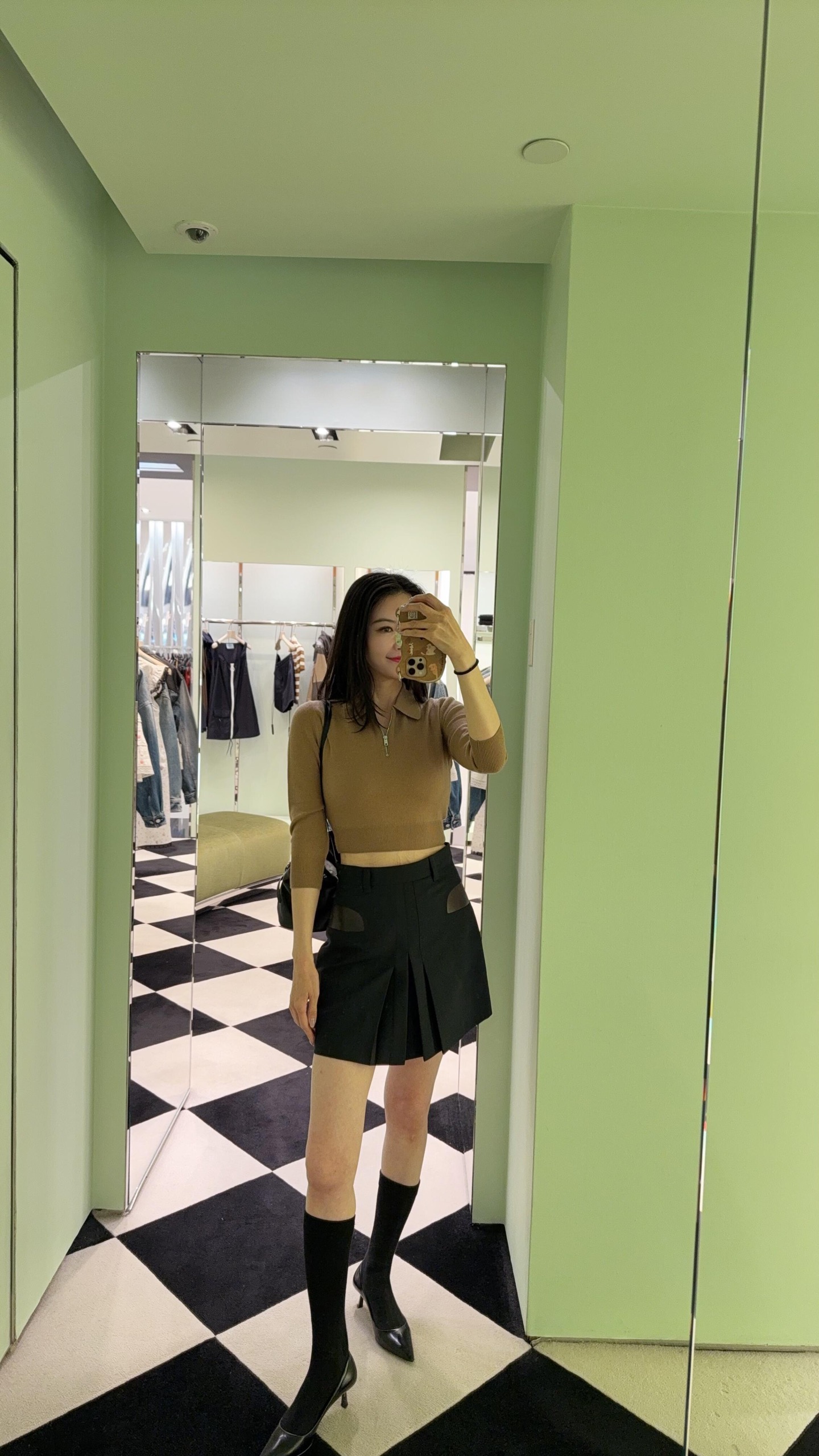 NO:488061,Prad* 25Fw early autumn new style cashmere lapel semi-zipper sweater丨Exclusive high-end production!  The elegant outline is outlined in soft camel color, and the slim short cut shows the neat shoulder and neckline. The iconic triangle logo on the back is cleverly echoing, reinterpreting the classic logo, hiding brand recognition in simplicity; the delicate knitted fabric is skin-friendly and comfortable, and the semi-zippered neckline adds casualness, which can be easily adapted to workplace commuting and casual dates, and reveals low-key luxury in every move. S/M/L on sale in stock, prada, alexander wang19860909Prad* 25Fw早秋新款 山羊绒翻领半拉链针织衫丨独家高版出品！以柔和驼色勾勒优雅轮廓,修身短款剪裁尽显利落肩颈线.后背标志性三角标镂空设计巧妙呼应,重新诠释经典徽标,在简约中暗藏品牌辨识度；细腻针织面料亲肤舒适,半拉链领口增添随性感,可轻松适配职场通勤与休闲约会,举手投足间流露低调奢华.现货发售S/M/L,,prada,alexander wang,Women's clothing