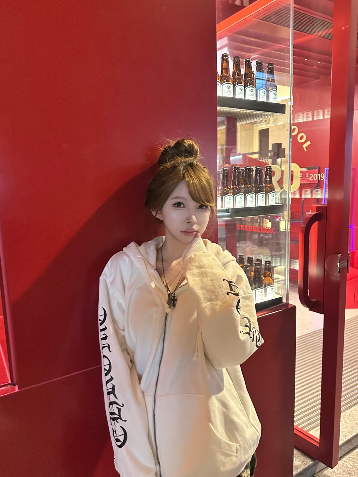 NO:488130,Chromeh*arts 25Fw early autumn new style Sanskrit printed zipper hooded sweatshirt jacket | Exclusive high-end production!  Classic white main tone, simple and versatile. The iconic Sanskrit pattern on the arms has the unique dark and luxurious feeling of the brand, exquisite and eye-catching. The zipper design is easy to put on and off, the hooded style adds a casual and sexy look, and the loose style is very friendly to all body shapes. Whether it is a sweet and cool style with skirts or a casual and cool trousers, you can easily hold it. You can wear it in various scenes such as the beach, and it is also very good to sell it~ S/M/L on the spot, hoodie, sweatshirts, skirts, jackets & coats, hats, alexander wang19860909Chromeh*arts 25Fw早秋新款 梵文印花拉链连帽卫衣外套丨独家高版出品！经典白色主调,简约又百搭.手臂处标志性的梵文图案,带着品牌独有的暗黑奢华感,精致又吸睛.拉链设计方便穿脱,连帽款式增添随性感,宽松版型对各种身形都很友好,无论是搭配裙装打造甜酷风,还是配裤装走休闲潮酷路线,都能轻松hold住,在海边等各种场景穿,也很出片～现货发售S/M/L,,chrome hearts,hoodie,sweatshirts,skirts,jackets & coats,hats,alexander wang,Women's clothing