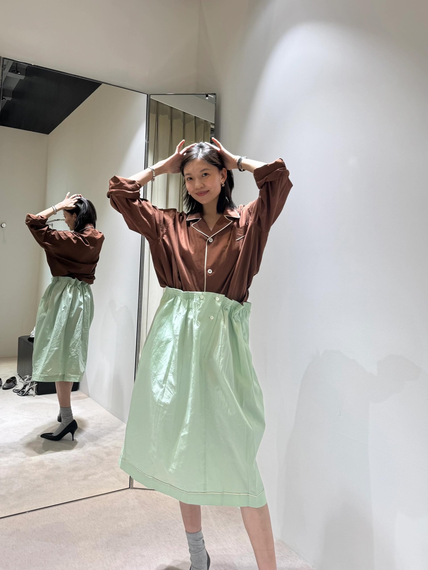 NO:488137,19860909Prad* 25Fw早秋新款 薄荷绿色秀款褶裥中长半身裙丨独家yb开发！高版出品！柔和的薄荷绿自带治愈感,光泽面料在光线下泛着细腻的微闪,仿佛把晨露穿在了身上.花苞式高腰设计,搭配侧边排扣,既能随意调节松紧,又添了几分复古俏皮；A字伞裙版型从腰际自然散开,走动间轻盈又灵动.不管是搭配同色系上衣打造清新套装,还是用深色单品做撞色,都能瞬间成为视觉焦点,妥妥的秀场同款“氧气战袍”～现货发售S/M/L,,prada,skirts,alexander wang,Women's clothing
