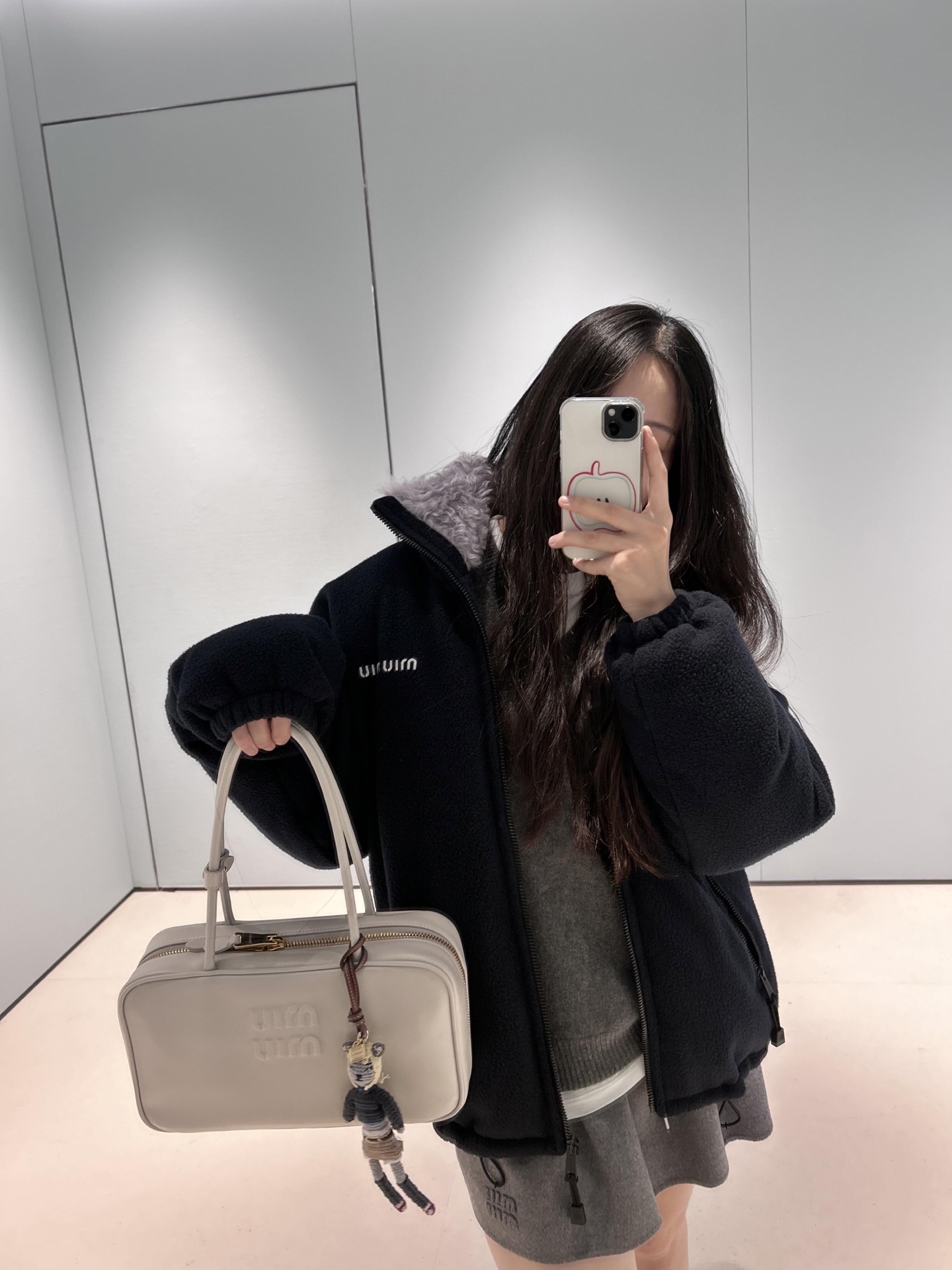 NO:489267,Miumi* 25Fw autumn and winter new style, granular fur lamb fur collar down jacket丨Exclusive yb development!  High-end production!  Imported rocking space velvet fabric, national standard 90 goose-filled inner, thick and soft, hem drawstring adjustable style, lamb fur collar embroidered with fashionable details in autumn and winter, embroidered letter logo on the chest embellishes the brand sense, versatile and not picky, girl grey style decoration design Kozhi fashionable style!  S/M/L, miumiu, down jacket, alexander wang19860909Miumi* 25Fw秋冬新款 颗粒绒羊羔毛领羽绒服丨独家yb开发！高版出品！进口摇粒太空绒面料 国标90鹅绒填充内里 厚实软糯 下摆抽绳可调节版型,羊羔毛领点缀秋冬时髦细节 胸前刺绣字母logo点缀品牌感,百搭不挑人 少女格蕾系整理设计高知时髦风！现货发售S/M/L,,miumiu,down jacket,alexander wang,Women's clothing