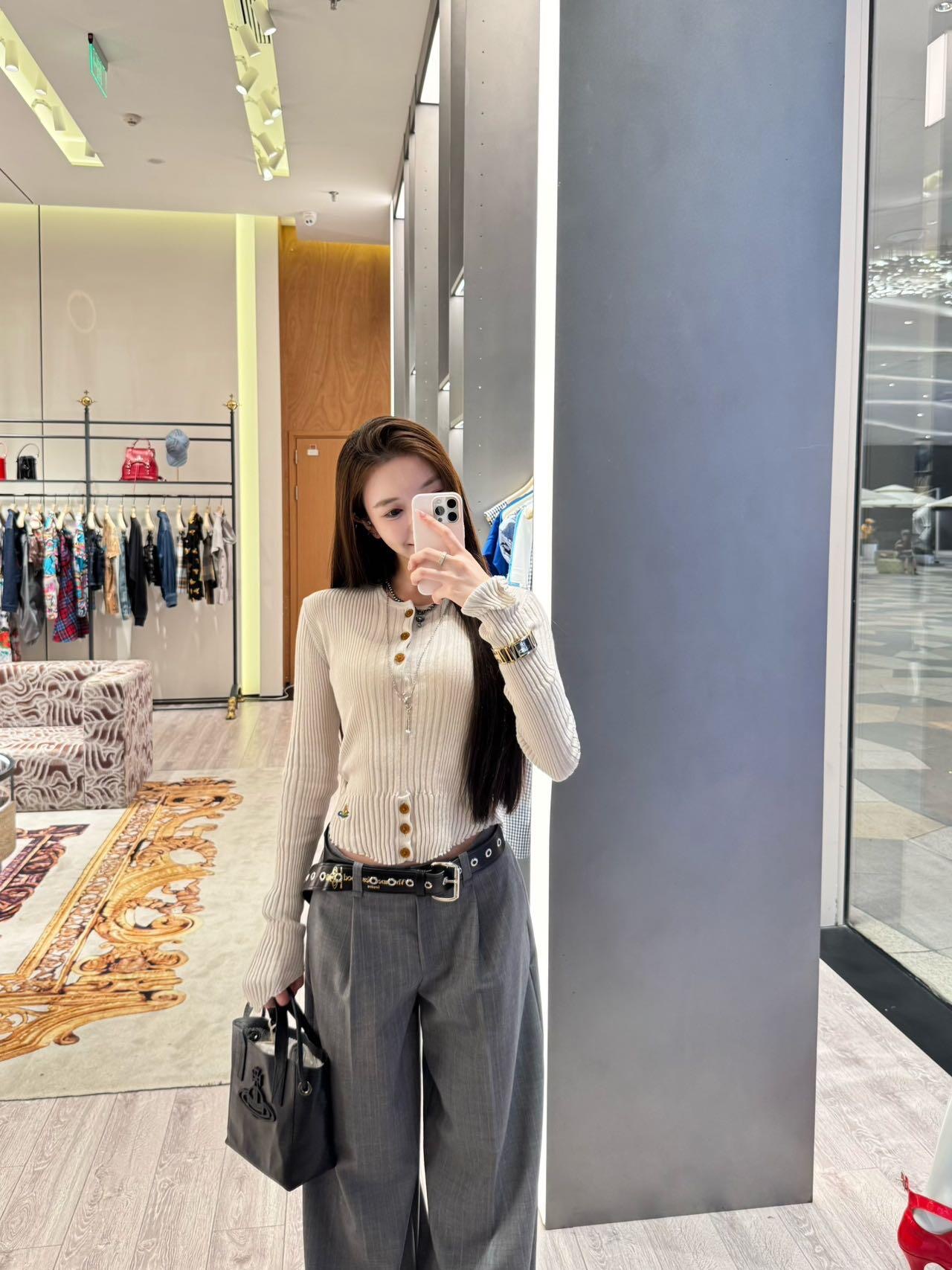 NO:489228,Vivienne We*twood 25Fw autumn and winter new style Saturn embroidered V-neck button sweater丨Exclusive high-end production!  This sweater is so recognizable~ the classic knitted texture is delicate and soft. The V-neck design modifies the neck lines, the button elements add a retro tone, and the iconic Saturn elements are blessed with the details, which are full of eye-catching. The style fits the body and easily creates an elegant and personalized look. Whether it is single or layered, it is a perfect fashion tool~ S/M/L on sale in stock, alexander wang19860909Vivienne We*twood 25Fw秋冬新款 土星刺绣V领纽扣针织衫丨独家高版出品！这款针织衫太有辨识度啦～经典针织纹理,质感细腻又柔软.V领设计修饰颈部线条,纽扣元素增添复古腔调,还有标志性的土星元素加持,细节满满超吸睛.版型贴合身形,轻松打造优雅又个性的造型,无论是单穿还是叠搭都很出彩,妥妥的时尚利器～现货发售S/M/L,,alexander wang,Women's clothing