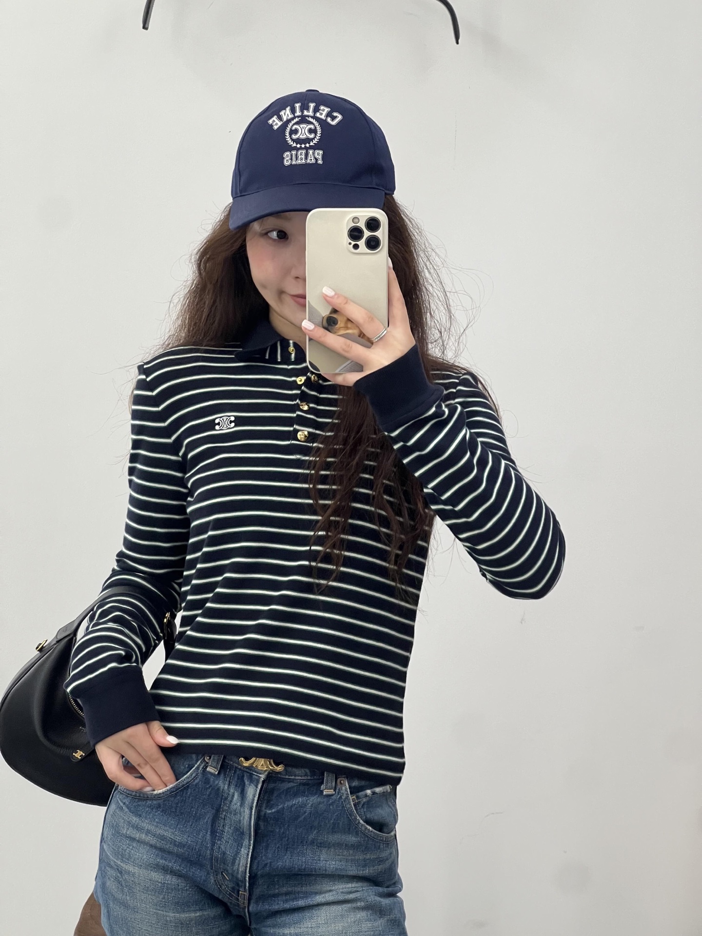 NO:491175,Celin* 25Fw autumn and winter new style, classic lapel striped slim long-sleeved T-shirt丨Exclusive yb development!  High-end production!  This striped polo shirt is so irritating~ classic black and white stripes, simple and high-end. The polo collar design has a bit of retro feel, the gold buttons are exquisite and eye-catching, and the iconic brand logo embellishment, and the details are full of details. The slim fit style shows off the figure, and it is paired with casual pants to easily create a casual and fashionable French style. It is perfect for daily travel or commuting~S/M/L, celine,tees, t-shirt, alexander wang19860909Celin* 25Fw秋冬新款 经典翻领条纹修身长袖T恤丨独家yb开发！高版出品！这款条纹 polo 衫太戳人啦～经典黑白条纹,简约又高级.polo 领设计带点复古感,金色纽扣精致亮眼,还有标志性的品牌标识点缀,细节满分.修身版型很显身材,搭配休闲裤,轻松打造出随性又时髦的法式风,日常出街或通勤都超合适～现货发售S/M/L,,celine,tees，t-shirt,alexander wang,Women's clothing