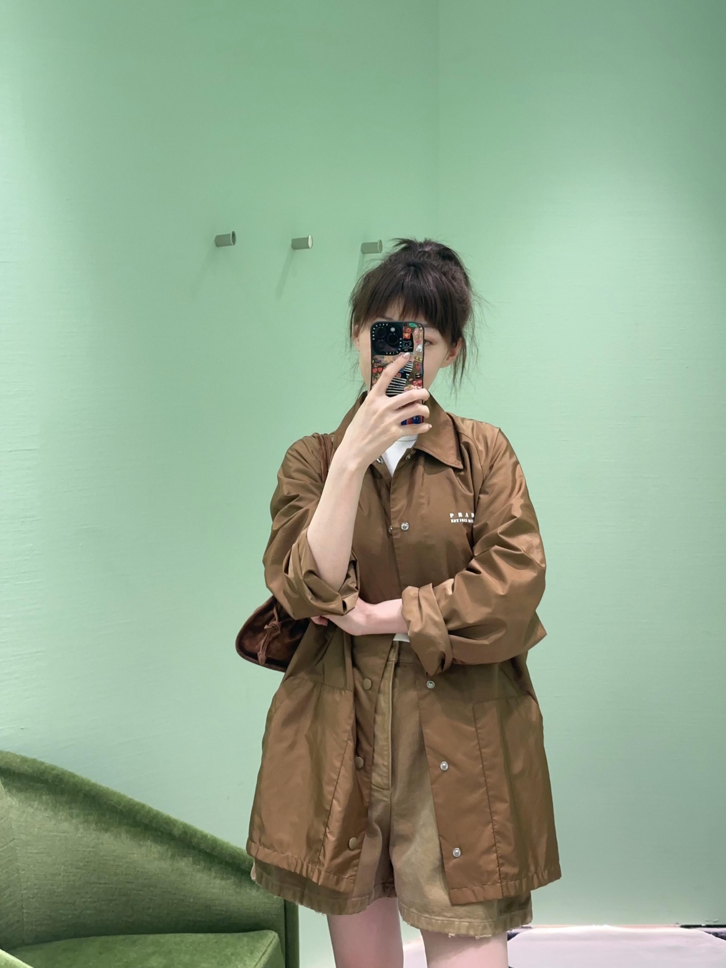 NO:489295,Prad* 25Fw early autumn new style caramel trench coat | Exclusive yb development!  High-end production!  The best choice for autumn outfits. The classic style is neat and stylish. The caramel color has a warm and high-end feeling, which easily enhances the overall texture. Whether it is to pair it with shorts to create a casual and cool style or combine it with trousers to create an elegant atmosphere, it can be perfectly adapted to unlock diverse fashion styles for you, showing Prad*'s unique light luxury charm and exquisite craftsmanship. S/M/L on sale in stock, prada, shorts, jackets & coats, alexander wang19860909Prad* 25Fw早秋新款 焦糖色风衣外套丨独家yb开发！高版出品！秋日穿搭的绝佳选择.经典的版型,利落又有型,焦糖色自带温暖高级感,轻松提升整体造型质感.无论是搭配短裤打造随性飒爽风,还是与长裤组合营造优雅氛围,都能完美适配,为你解锁多元时尚风格,尽显Prad* 独特的轻奢魅力与精湛工艺.现货发售S/M/L,,prada,shorts,jackets & coats,alexander wang,Women's clothing