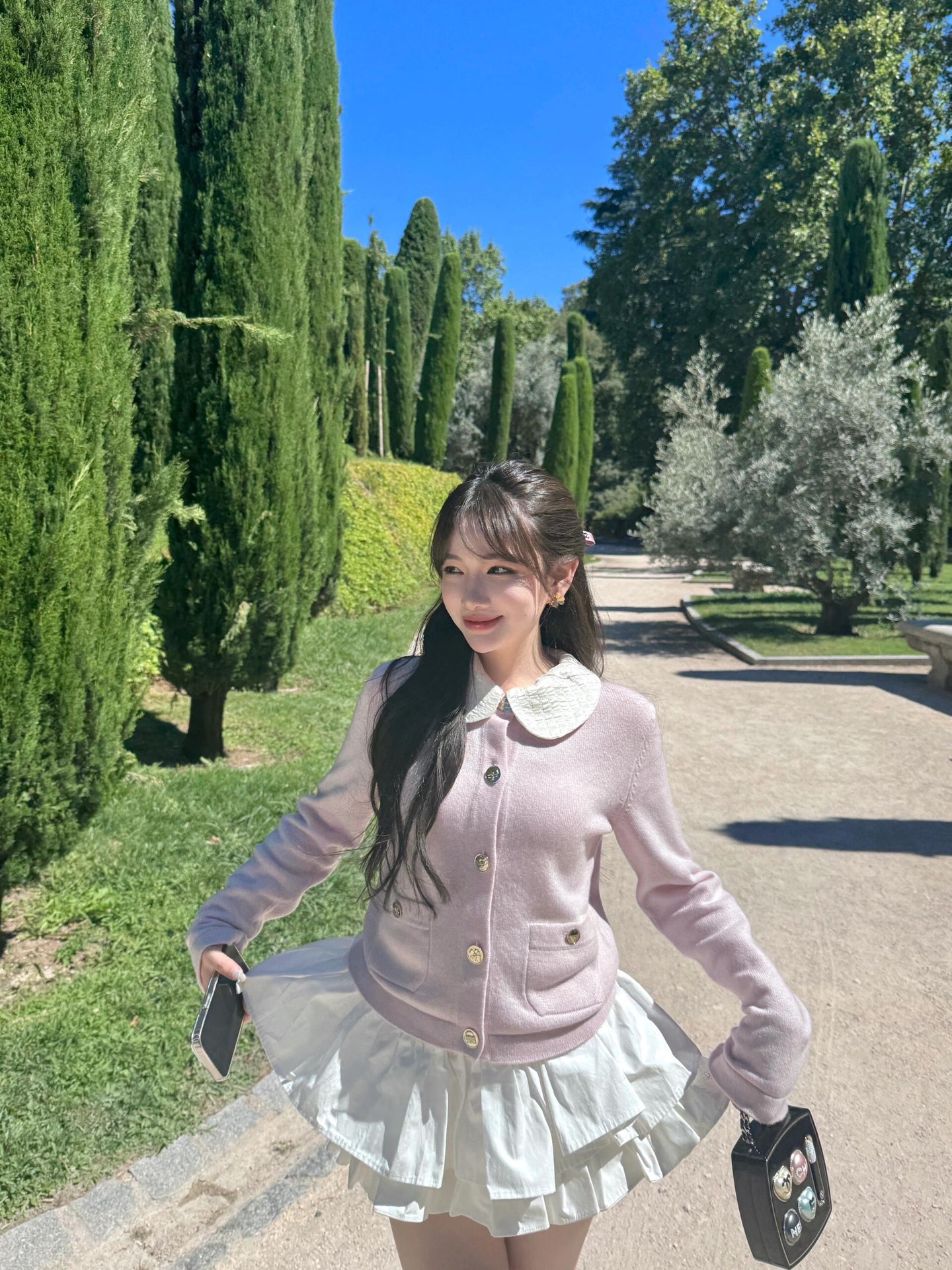 NO:498070,Chane* 25B premium handicraft workshop series new models, removable double C jacquard collar knitted cardigan丨Exclusive yb development!  High-end production!  Xiaoxiang's double pocket design reduces age and is naughty girlish!  The fixed-dye cashmere yarn has a high-quality texture, comfortable and soft!  Round neck three-dimensional cut, fine crochet texture, large body with contrasting threaded edges, excellent temperament, rhinestone buckle tied bow decoration on the chest, easy to highlight the full-score texture, double C metal buckle embellish the upper edge of the pocket, exquisite and stylish, suitable for layering and mixing items, S/M/L, chanel, alexander wang19860909Chane* 25B高级手工坊系列新款 可拆卸双C提花领针织小开衫丨独家yb开发！高版出品！小香双口袋设计减龄又调皮的少女气质！定染羊绒纱线质感高级,舒适柔软！圆领立体剪裁 通体细密钩针肌理纹 大身配合通体撞色螺纹包边 气质优慵懒 胸前水钻扣系带蝴蝶结装点 轻松突出满分细节质感 双C金属扣点缀口袋上缘 精致有格调 适合叠穿混搭的单品 现货发售S/M/L,,chanel,alexander wang,Women's clothing