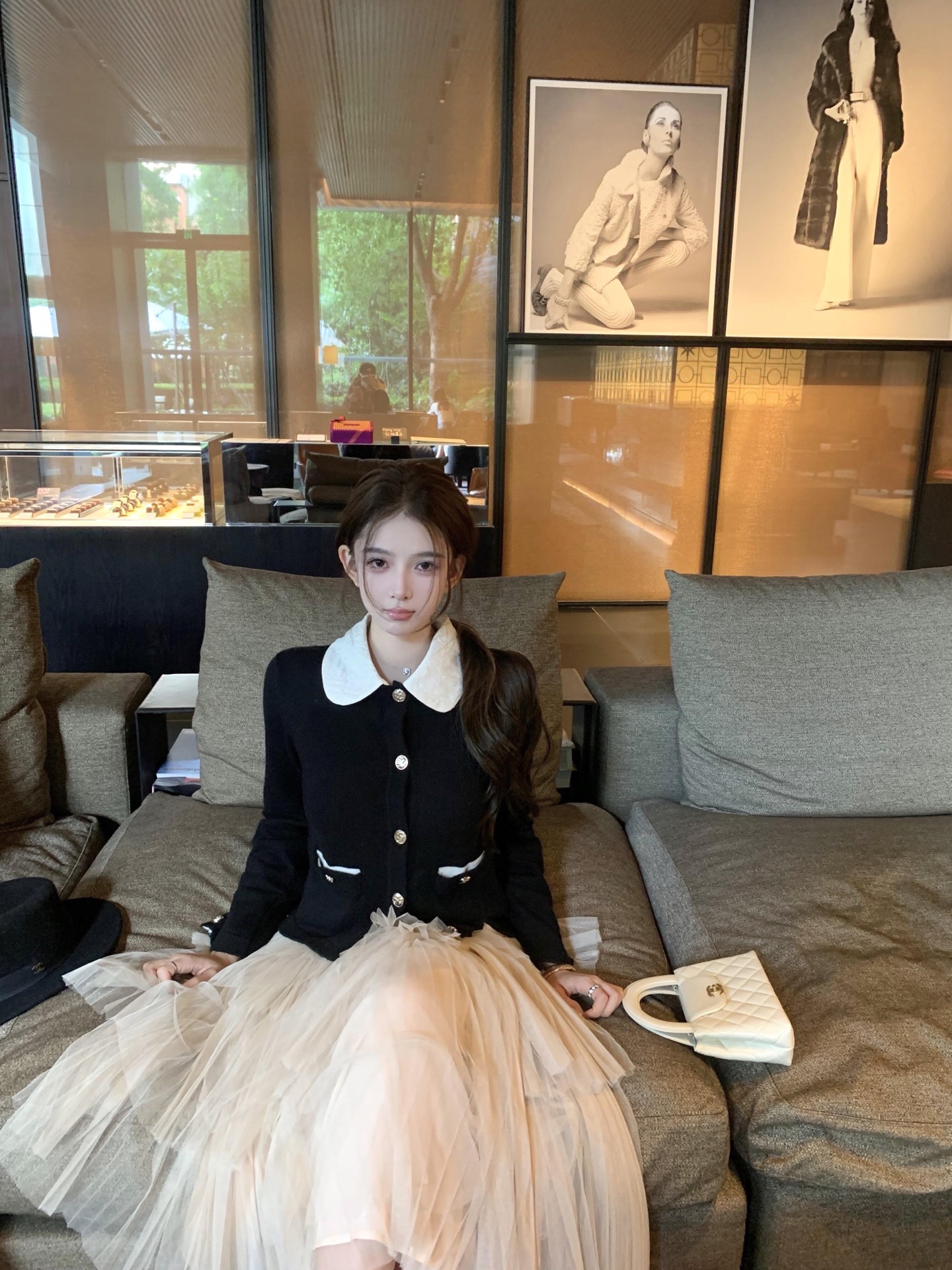 NO:498082,Chane* 25B premium handicraft workshop series new models, removable double C jacquard collar knitted cardigan丨Exclusive yb development!  High-end production!  Xiaoxiang's double pocket design reduces age and is naughty girlish!  The fixed-dye cashmere yarn has a high-quality texture, comfortable and soft!  Round neck three-dimensional cut, fine crochet texture, large body with contrasting threaded edges, excellent temperament, rhinestone buckle tied bow decoration on the chest, easy to highlight the full-score texture, double C metal buckle embellish the upper edge of the pocket, exquisite and stylish, suitable for layering and mixing items, S/M/L, chanel, alexander wang19860909Chane* 25B高级手工坊系列新款 可拆卸双C提花领针织小开衫丨独家yb开发！高版出品！小香双口袋设计减龄又调皮的少女气质！定染羊绒纱线质感高级,舒适柔软！圆领立体剪裁 通体细密钩针肌理纹 大身配合通体撞色螺纹包边 气质优慵懒 胸前水钻扣系带蝴蝶结装点 轻松突出满分细节质感 双C金属扣点缀口袋上缘 精致有格调 适合叠穿混搭的单品 现货发售S/M/L,,chanel,alexander wang,Women's clothing