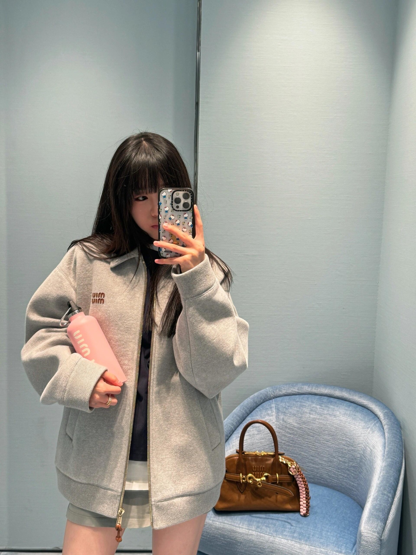 NO:491166,Miumi* 25Fw early autumn new style intellectual fashion overzise zippered jacket | Exclusive yb development!  High-end production!  Temperament lapel design zipper sweatshirt space cotton, with an amazing upper body!  Retro style sweet girl outfit!  The applique embroidered letter logo is low-key and luxurious!  The imported pure cotton fabric has a great texture. It can be sweet or salty and has a loose style that is versatile and not picky!  The quality of workmanship depends on the details. There is a set of them!  S/M/L, miumiu, hoodie, sweatshirts, jackets & coats, alexander wang19860909Miumi* 25Fw早秋新款 知识分子时髦风overzise拉链大外套丨独家yb开发！高版出品！气质翻领设计拉链卫衣太空棉,版型上身绝绝子！复古风甜妹穿搭！贴布刺绣字母logo低调奢华！进口纯棉面料质感超赞.可甜可盐宽松版型百搭不挑人！做工品质看细节.一套有！现货发售S/M/L,,miumiu,hoodie,sweatshirts,jackets & coats,alexander wang,Women's clothing