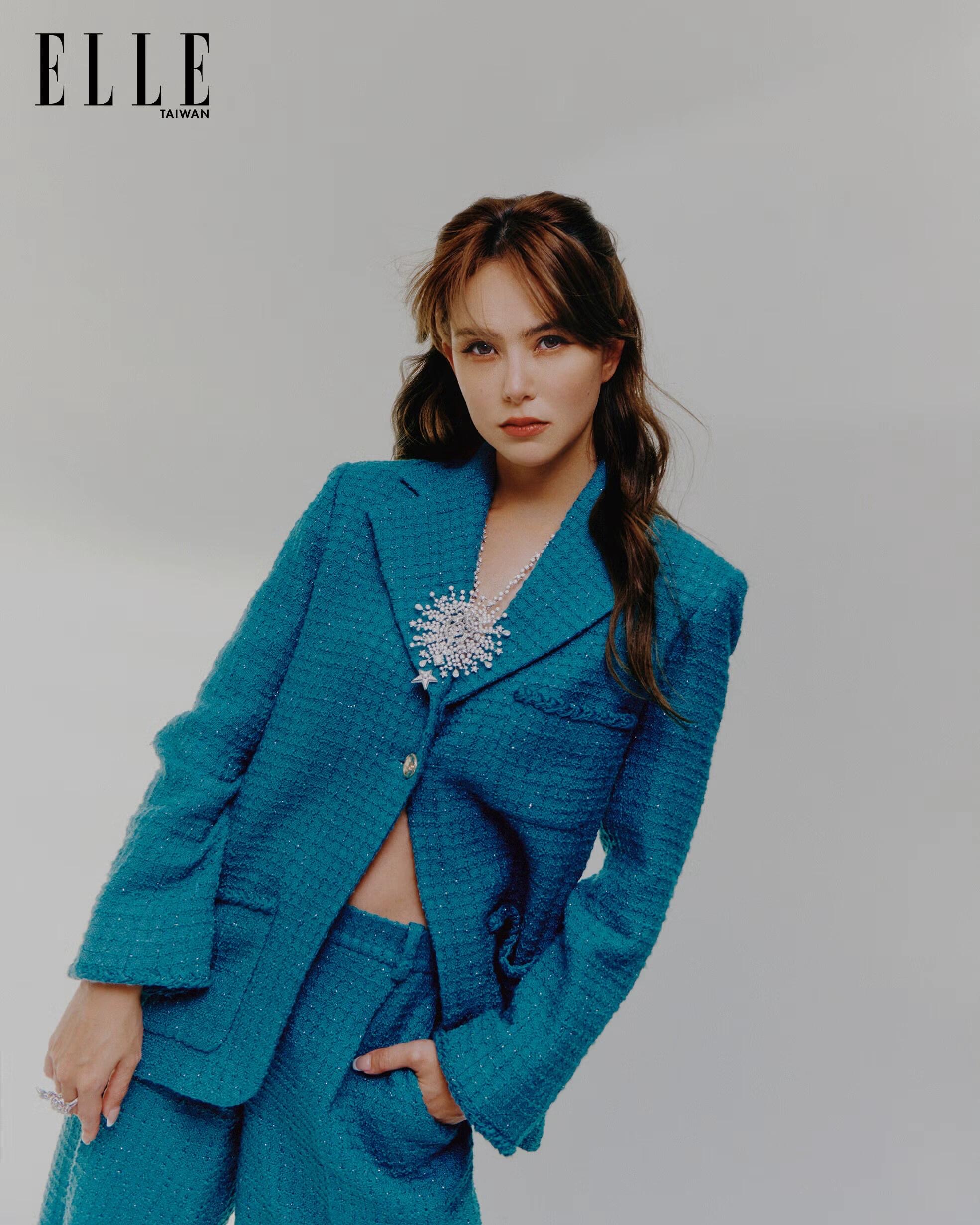 NO:491199,Chane* 25B high-end handicraft workshop series new style retro texture peacock green suit jacket | Exclusive yb development!  High-end production!  Pure silk lining, the classic suit has a neat and retro style. The exquisite woven texture has a high-end texture, and it can easily create an overall harmony and fashion sense with the same series of bottoms. Whether it is a workplace or a casual occasion, it can show a unique fashion attitude. S/M/L is available in stock, chanel, jackets & coats, business suit, real silk, alexander wang19860909Chane* 25B高级手工坊系列新款 复古肌理感孔雀绿西装外套丨独家yb开发！高版出品！纯真丝里衬,经典西装版型利落又具复古韵味.精致的编织纹理自带高级质感,搭配同系列下装,轻松营造出整体的和谐与时尚感.无论是职场还是休闲场合,都能展现出独特的时尚态度.现货发售S/M/L,,chanel,jackets & coats,business suit,real silk,alexander wang,Women's clothing