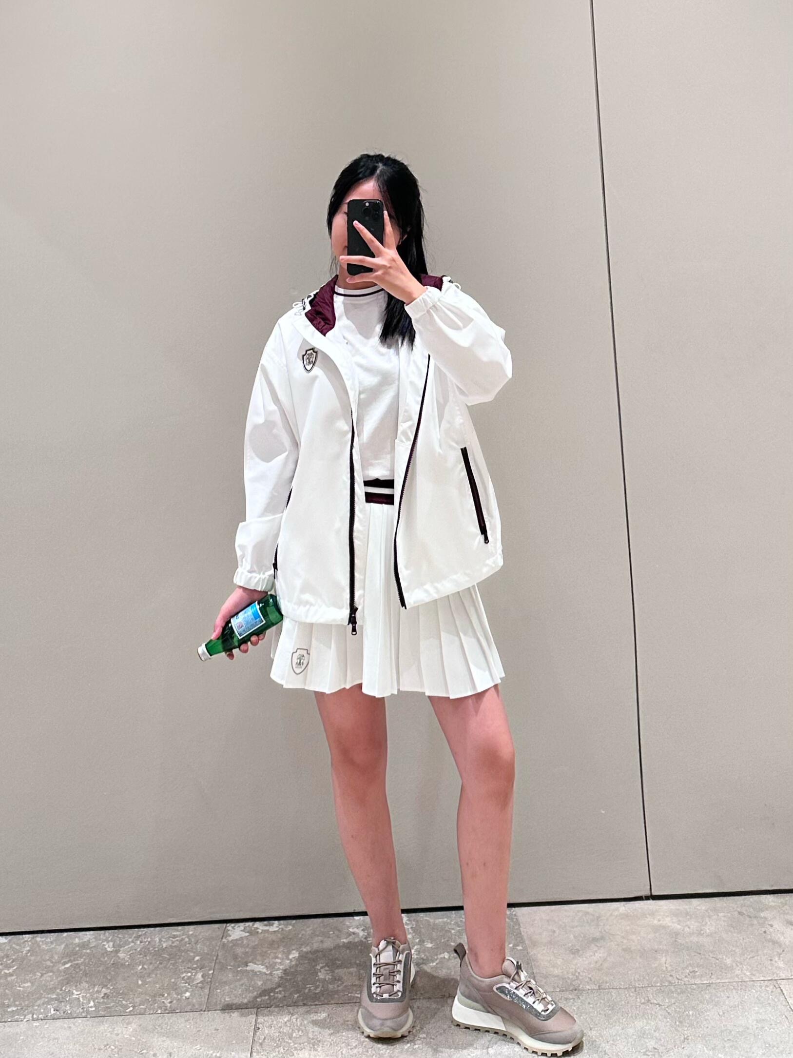 NO:491214,Brunello cucin*lli 25Fw autumn and winter new style tennis capsule series logo decorative nylon jacket | Exclusive yb development!  High-end production!  The color hooded design is a classic style that is loose, versatile and fashionable!  Customized copper chain edge placket creates a low-key and luxurious high-end feel!  Workmanship quality depends on the details, S/M/L is available in stock, brunello cucinelli, jackets & coats, hats, alexander wang19860909Brunello cucin*lli 25Fw秋冬新款 网球胶囊系列徽标装饰尼龙冲锋衣外套丨独家yb开发！高版出品！配色连帽设计经典版型宽松百搭又时髦！定制铜链边门襟打造低调奢华的高级感！做工品质看细节,现货发售S/M/L,,brunello cucinelli,jackets & coats,hats,alexander wang,Women's clothing