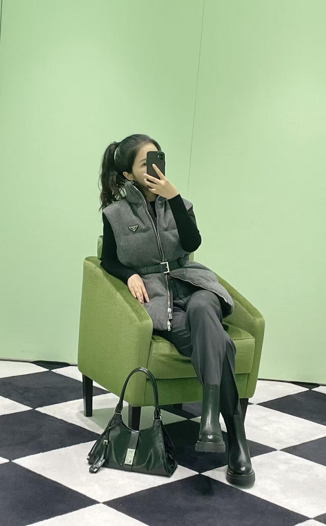 NO:494735,Prad* 25Fw autumn and winter new style, classic triangle stand-up collar waist-closing down vest丨Exclusive yb development!  High-end production!  Simple without losing the sense of fashion, original custom wool fabric, 90 white gooseberry filling, thick and warm standing collar design is very considerate, which can not only prevent wind and warmth, but also modify neck lines, and instantly improve temperament!  The details of the included belt make the shapes diverse, and the stickers do not show the waist. The high-end gray whole vest adds points to the texture. No matter how you match it, you can handle it steadily!  S/M/L, prada, down jacket, alexander wang19860909Prad* 25Fw秋冬新款 经典三角标立领收腰羽绒马甲丨独家yb开发！高版出品！简约而不失时尚感,原版定制羊毛面料,90白鹅绒填充,厚实保暖立领的设计非常贴心,既能防风保暖,又能修饰颈部线条,气质瞬间提升！自带的腰带细节让造型变得多样,贴别显腰细,整件马甲高级灰让质感加分,不管怎么搭配,都可以稳稳拿捏！现货发售S/M/L,,prada,down jacket,alexander wang,Women's clothing