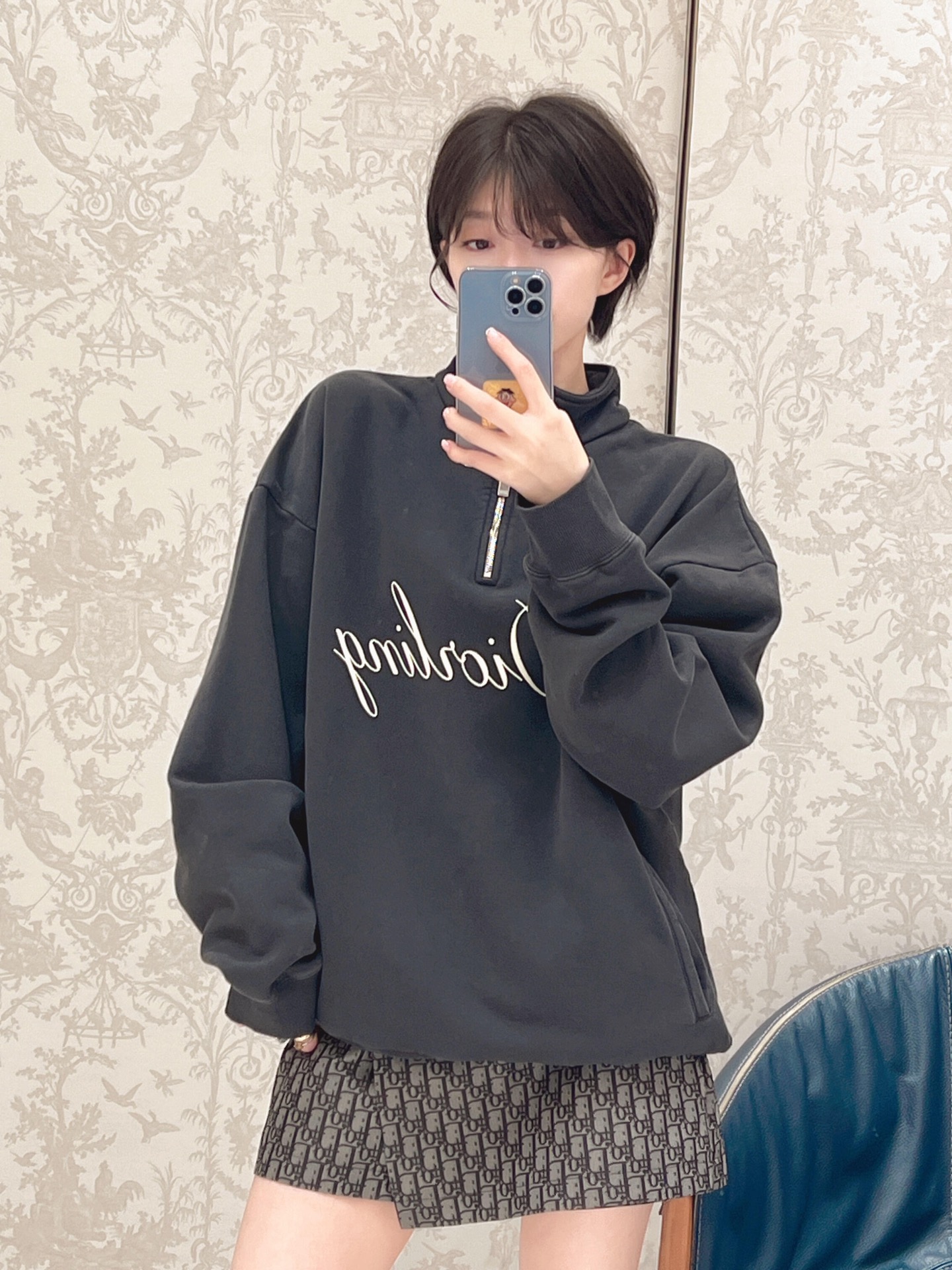 NO:494708,Dio* 25Fw autumn and winter new style, letter printed half-zipper stand-up collar sweatshirt exclusively developed!  High-end production!  Mainly simple dark tones, the exquisite brand-style letter printing on the chest demonstrates the brand recognition and fashion style. The semi-zippered collar design combines practicality and styling, and can adjust the neckline shape as you like. The loose style is inclusive and comfortable to wear, and it can easily create a lazy and high-end outfit effect. Whether it is on the street or matching with other items, it can show unique trendy charm. It is a good choice to show personality and taste. S/M/L is available in stock, dior, hoodie, sweatshirts, alexander wang19860909Dio* 25Fw秋冬新款 字母印花半拉链立领卫衣独家yb开发！高版出品！以简约深色调为主,胸前精致的品牌风格字母印花,彰显品牌辨识度与时尚格调.半拉链立领设计,兼具实用性与造型感,可随心调节领口形态.宽松的版型,对身形包容性好,穿着舒适自在,轻松打造出慵懒又不失高级的穿搭效果,无论是日常出街还是搭配其他单品,都能展现独特的潮流魅力,是彰显个性与品味的不错选择.现货发售S/M/L,,dior,hoodie,sweatshirts,alexander wang,Women's clothing