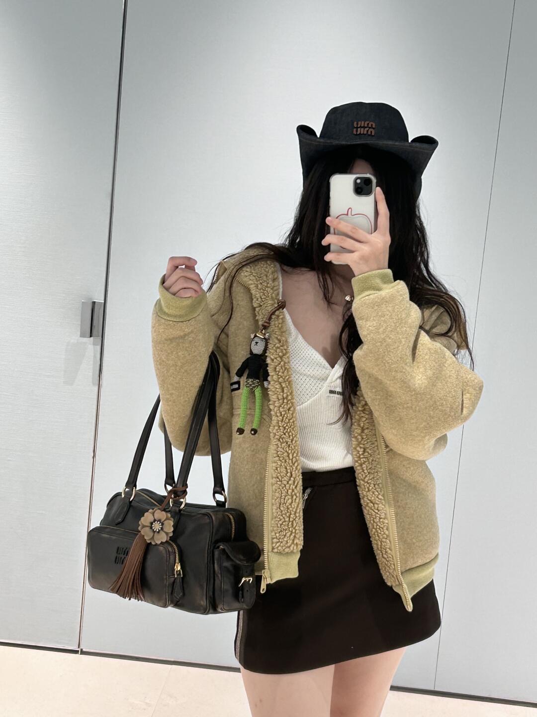 NO:494721,Miumi* 25Fw early autumn new style soft silhouette lamb fur coat | Exclusive yb development!  High-end production!  Presented in soft light tones, delicate textured fabrics bring warm touch. The neat zipper design and lapels are simple and yet exquisite. The brand logo on the chest shows identity in a low-key way. The loose style is friendly to the body and can easily create a casual and fashionable look. Whether it is matched with skirts or trousers, it can inject unique fashion into the overall outfit. It is an excellent item that combines warmth and appearance in autumn and winter. S/M/L is available in stock, miumiu, skirts, jackets & coats, alexander wang19860909Miumi* 25Fw早秋新款 软乎乎廓形羊羔毛外套丨独家yb开发！高版出品！以柔和的浅色调呈现,质感细腻的面料带来温暖触感.利落的拉链设计搭配翻领,简约又不失精致感,胸前的品牌标识低调彰显身份.宽松的版型对身形友好,能轻松打造出随性又时髦的造型,无论是搭配裙装还是裤装,都能为整体穿搭注入独特的时尚魅力,是秋冬季节兼具保暖与颜值的绝佳单品.现货发售S/M/L,,miumiu,skirts,jackets & coats,alexander wang,Women's clothing