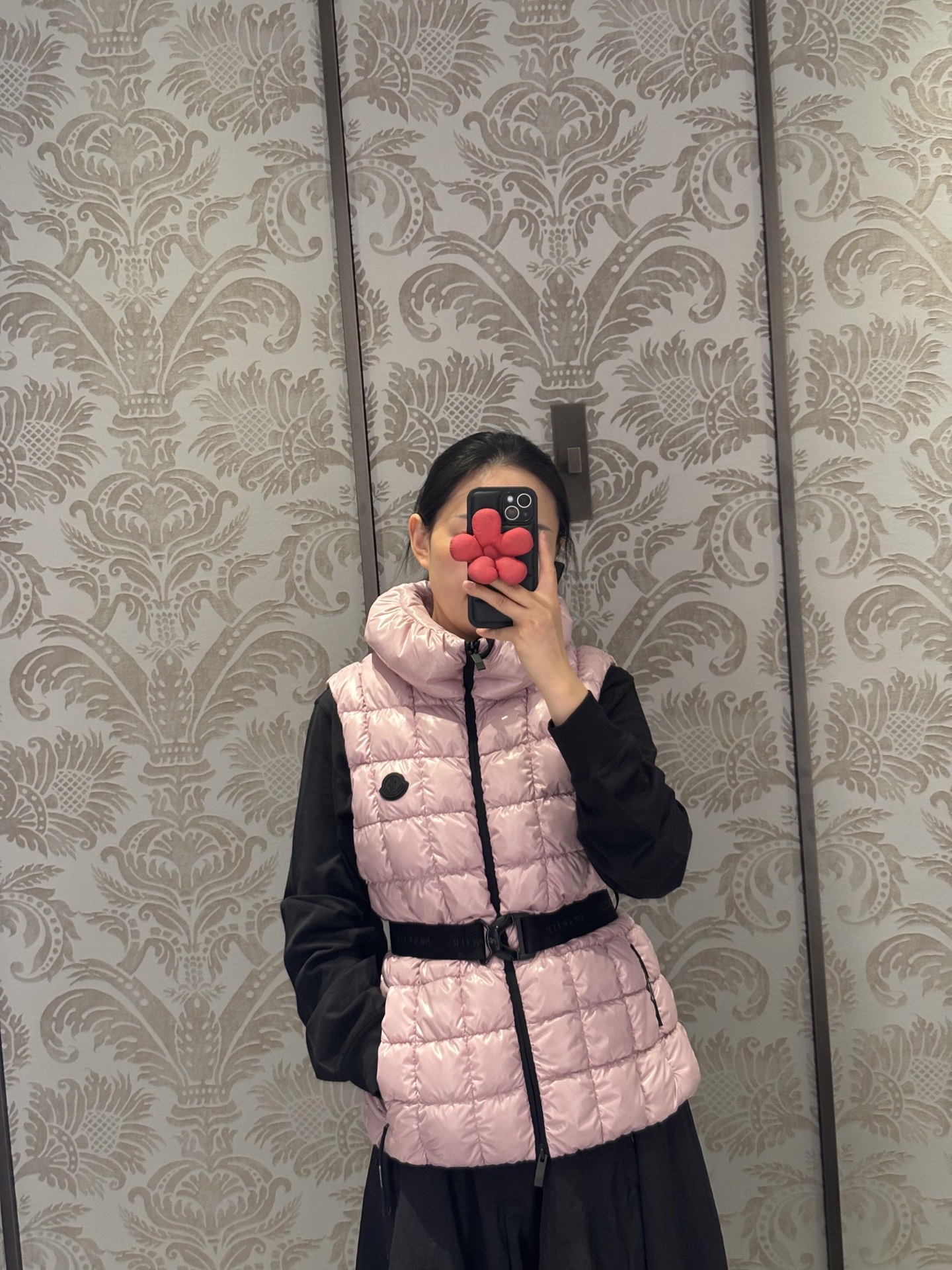 NO:494732,Moncle* 25Fw autumn and winter new model Emilion women's waist-closed square quilted down vest丨Exclusive yb development!  High-end production!  The shiny nylon patent leather fabric is covered with delicate pearlescent under the light, as if it is covered with liquid crystal. The three-dimensional square quilting is like the geometric lines cut by architecturally, filled with fluffy and full goose down, which combines warmth and neat contours. The high-neck design adds a gentle aura, the black belt and large buckles close the waist to make you look slim, and the iconic black round logo on the left side shows the brand identity in a low-key way. Whether it is a dress or a layered sweatshirt, it can inject a sweet and cool sense of high-end into the shape, and is an eye-catching item for bright outfits in autumn and winter. S/M/L is available in stock, hoodie, sweatshirts, skirts, down jacket, alexander wang19860909Moncle* 25Fw秋冬新款 Emilion女士收腰方形绗缝羽绒马甲丨独家yb开发！高版出品！亮面尼龙漆皮面料在光线照射下泛着细腻珠光,仿佛覆盖液态水晶般精致.立体方形绗缝如建筑切割的几何线条,内填蓬松饱满的鹅绒,兼具保暖性与利落轮廓.高领设计增添温柔气场,黑色腰带与大扣环收腰显瘦,左侧标志性黑色圆形徽标低调彰显品牌身份.无论是内搭连衣裙还是叠穿卫衣,都能为造型注入甜酷兼具的高级感,是秋冬季节点亮穿搭的吸睛单品.现货发售S/M/L,,hoodie,sweatshirts,skirts,down jacket,alexander wang,Women's clothing