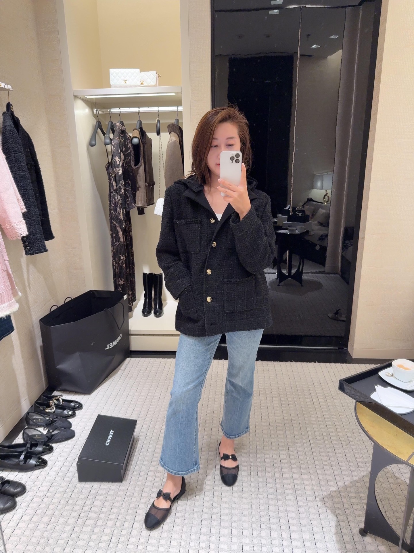 NO:494751,Chane* 25B high-end handicraft workshop series new model woven four-pocket thick flower hooded jacket丨Exclusive yb development!  High-end production!  Classic black, with its own elegance and aura. It uses tweed fabric, with exquisite texture and excellent texture. It can be designed with detachable hats, flexible to adapt to different dressing scenes and weather, and is practical. The casual style is highly inclusive and comfortable to wear. It is matched with metal buttons to add a sense of exquisite detail and add color to the overall shape. Whether it is going out on the street or dealing with various winter occasions, it can be easily held, which is a practical winter item with closed eyes. S/M/L is available in stock, chanel, jackets & coats, hats, alexander wang19860909Chane* 25B高级手工坊系列新款 编织四口袋粗花尼连帽外套丨独家yb开发！高版出品！经典黑色系,自带优雅与气场.采用粗花呢面料,纹理精致,质感上乘.可拆卸帽子设计,灵活适配不同穿搭场景与天气,实用性拉满.休闲版型,对身形包容度高,穿着舒适自在.搭配金属纽扣,增添精致细节感,为整体造型增色.无论是日常出街,还是应对冬日各种场合,都能轻松hold住,堪称闭眼入的冬日实用单品.现货发售S/M/L,,chanel,jackets & coats,hats,alexander wang,Women's clothing