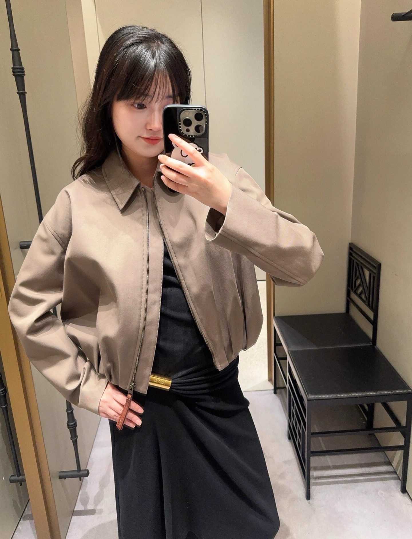 NO:494759,Loew* 25Fw autumn and winter new style balloon silhouette short jacket | Exclusive yb development!  High-end production!  Presented in a soft light brown tone, simple and yet high-end. The front is a neat lapel and zipper design, while the asymmetrical hand-wrinkle behind it is the finishing touch, as natural and casual as art, breaking the conventional sense of regularity, injecting agility and creativity into the overall shape. Paired with the brand's iconic leather logo, it shows the brand identity in a low-key manner. Whether it is daily going out or other items, it can easily show unique fashion taste and personal charm. S/M/L on sale in stock, loewe, jackets & coats, jackets & coats, alexander wang19860909Loew* 25Fw秋冬新款 气球廓形短款夹克外套丨独家yb开发！高版出品！以柔和的浅棕色调呈现,简约又不失高级感.正面是利落的翻领与拉链设计,而背后的不对称手工褶皱则是点睛之笔,如艺术般自然随性,打破常规的规整感,为整体造型注入灵动与创意.搭配品牌标志性皮标,低调彰显品牌身份,无论是日常出街还是搭配其他单品,都能轻松展现独特的时尚品味与个性魅力.现货发售S/M/L,,loewe,jackets & coats,jackets & coats,alexander wang,Women's clothing