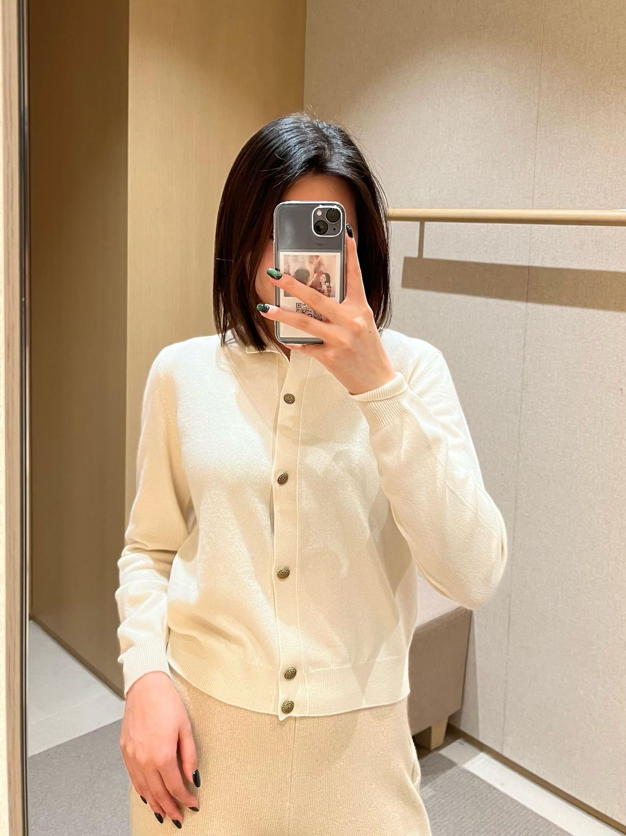 NO:494781,loro piano 25Fw autumn and winter new style minimalist cashmere cardigan丨Exclusive yb development!  High-end production!  Simple and high-end texture. The knitted fabric is soft and skin-friendly, bringing a comfortable wearing experience. The classic round neck design and exquisite buttons not only retain the neat feeling of the cardigan, but also adds a bit of elegant temperament. The slim fit style can well outline the body shape. Whether worn alone or as an inner wear, it is very suitable. It can easily create a gentle and fashionable look, and is an indispensable versatile item in the wardrobe. S/M/L, loro piano, alexander wang19860909loro piana 25Fw秋冬新款 极简风羊绒开衫丨独家yb开发！高版出品！简约又显高级质感.针织面料柔软亲肤,带来舒适的穿着体验.经典的圆领设计,搭配精致的纽扣,既保留了开衫的利落感,又增添了几分优雅气质.修身的版型,能很好地勾勒身形,无论是单穿还是作为内搭,都十分合适,轻松打造出温柔又时尚的造型,是衣橱里不可或缺的百搭单品.现货发售S/M/L,,loro piana,alexander wang,Women's clothing