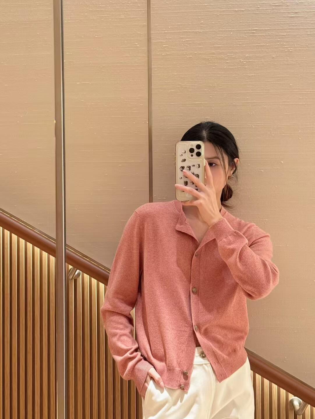 NO:494789,loro piano 25Fw autumn and winter new style minimalist cashmere cardigan丨Exclusive yb development!  High-end production!  Simple and high-end texture. The knitted fabric is soft and skin-friendly, bringing a comfortable wearing experience. The classic round neck design and exquisite buttons not only retain the neat feeling of the cardigan, but also adds a bit of elegant temperament. The slim fit style can well outline the body shape. Whether worn alone or as an inner wear, it is very suitable. It can easily create a gentle and fashionable look, and is an indispensable versatile item in the wardrobe. S/M/L, loro piano, alexander wang19860909loro piana 25Fw秋冬新款 极简风羊绒开衫丨独家yb开发！高版出品！简约又显高级质感.针织面料柔软亲肤,带来舒适的穿着体验.经典的圆领设计,搭配精致的纽扣,既保留了开衫的利落感,又增添了几分优雅气质.修身的版型,能很好地勾勒身形,无论是单穿还是作为内搭,都十分合适,轻松打造出温柔又时尚的造型,是衣橱里不可或缺的百搭单品.现货发售S/M/L,,loro piana,alexander wang,Women's clothing