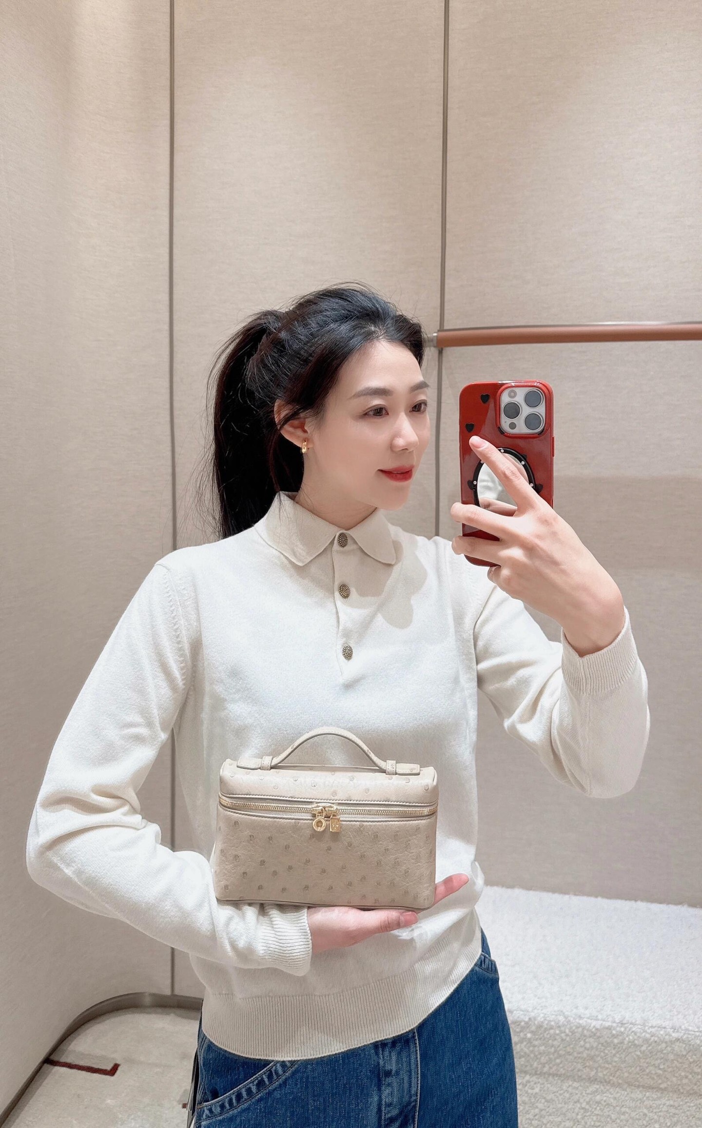 NO:494794,loro piano 25Fw autumn and winter new style classic minimalist style polo neck cashmere sweater | Exclusive yb development!  High-end production!  Made with the brand's iconic small cashmere blended recycled cashmere, the touch is as soft as a cloud, integrating the concept of sustainable luxury into every inch of yarn. The classic Polo collar is paired with golden buttons, and the simple silhouette reveals an elegant temperament; the neutral tailoring is suitable for a variety of styles, which can be worn alone to interpret the minimalist and high-end feeling, and can also be layered to create a layered shape. The beige background sets out the natural luster of cashmere, conveying a warm texture in autumn and winter, and is an eternal item that combines comfort and taste. S/M/L on sale in stock, loro piano, alexander wang19860909loro piana 25Fw秋冬新款 经典款极简风polo领羊绒针织衫丨独家yb开发！高版出品！以品牌标志性的小山羊绒混纺再生羊绒打造,触感如云朵般轻柔蓬松,将可持续奢华理念融入每一寸纱线.经典 Polo 领搭配金色纽扣,简约廓形中透出优雅气质；中性剪裁适配多元风格,可单穿诠释极简高级感,亦能叠穿打造层次造型.米白底色衬出羊绒的天然光泽,在秋冬季节传递温润质感,是兼具舒适与品味的永恒单品.现货发售S/M/L,,loro piana,alexander wang,Women's clothing