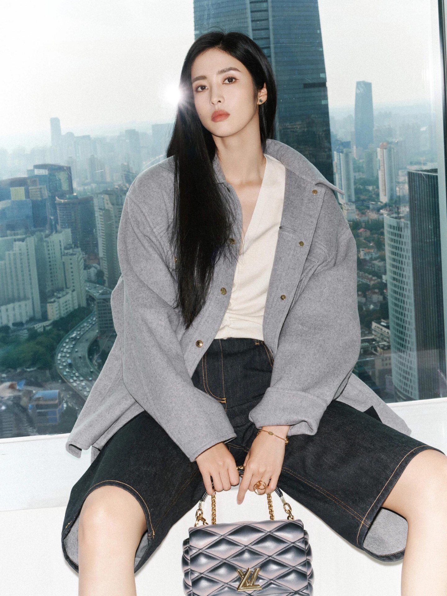 NO:496402,Louis Vuitt*n 25Fw autumn and winter new style wool double-sided wool shirt jacket | Exclusive yb development!  High-end production!  The casual and luxurious double-sided tweed fabric is light and crisp, and the wool texture is delicate and skin-friendly; the shirt-style lapel is paired with a row of golden pearlescent buttons, which is neat and exquisite; the chest bag and the black leather logo on the hem hide the brand recognition, and the oversize silhouette is extremely inclusive to the figure. The Dandy Monogram jacquard pattern and the outer fabric form a texture contrast, which can not only interpret the lazy tone of 'the missing underwear', but also layer the coat to interpret the layered aesthetics. It is a wardrobe need to be switched freely in the workplace and casual scenes. S/M/L is available in stock, louis vuitton, versace, jackets & coats, jackets & coats, shirts, alexander wang19860909Louis Vuitt*n 25Fw秋冬新款 绵羊毛双面呢衬衫式夹克外套丨独家yb开发！高版出品！以柔和浅灰演绎随性奢华双面呢面料轻盈挺括,羊毛肌理细腻亲肤；衬衫式翻领搭配一排金色珠光纽扣,利落中透着精致；胸袋与下摆黑色小皮标暗藏品牌辨识度,oversize 廓形对身材包容性极强.内里若隐若现的 Dandy Monogram 提花织纹与外层面料形成质感反差,既能单穿诠释“下衣失踪”的慵懒腔调,也可叠搭大衣演绎层次美学,是职场与休闲场景自由切换的衣橱刚需.现货发售S/M/L,,louis vuitton,versace,jackets & coats,jackets & coats,shirts,alexander wang,Women's clothing