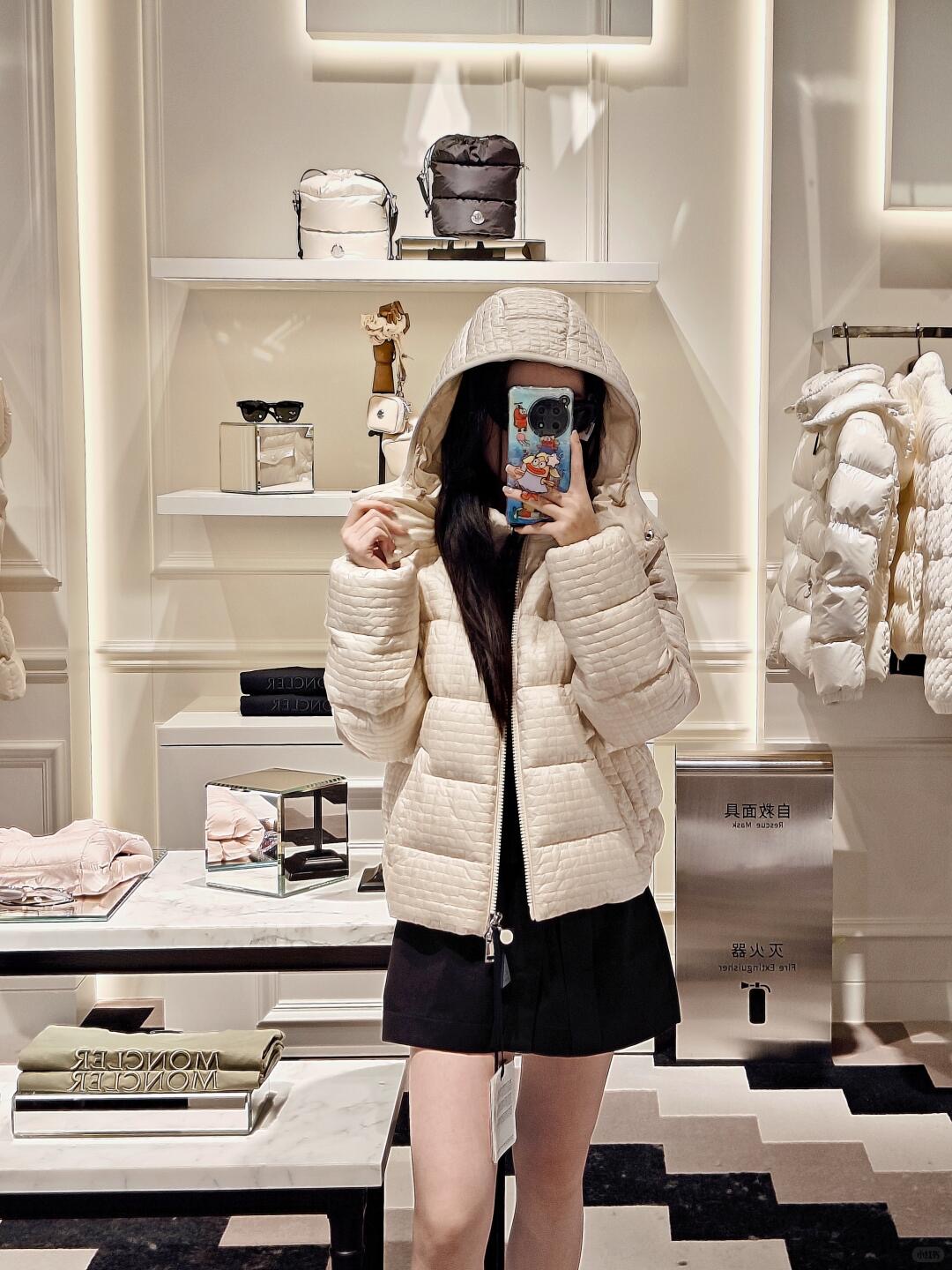 NO:496355,Moncler 25Fw autumn and winter new style waffle geometric quilted hooded short down jacket | Exclusive yb development!  High-end production!  The unique quilted texture is not only a reflection of the design ingenuity, but also enhances the three-dimensional and layered sense of clothing. It is equipped with a detachable hood to meet the needs of different outfits and scenes. The stand-up collar design provides additional warm protection for the neck. The zipper is smooth, and the pockets on both sides are practical and beautiful, making it easy to place small objects. The selection of high-quality down filling is light but can bring excellent warmth, allowing you to keep comfortable and warm in the cold season and easily cope with various occasions. It is a winter outfit weapon that combines fashion and practicality. S/M/L is available in stock, down jacket, hats, alexander wang19860909Moncler 25Fw秋冬新款 华夫格几何绗缝连帽短款羽绒服丨独家yb开发！高版出品！独特的绗缝纹理,不仅是设计巧思的体现,更增强了衣物的立体感与层次感.配备可拆卸连帽,满足不同穿搭与场景需求,立领设计则为颈部提供额外温暖防护.拉链开合顺滑,两侧口袋实用又美观,方便放置小物件.甄选优质羽绒填充,轻盈却能带来出色保暖效果,让你在寒冷时节也能保持舒适温暖,轻松应对各种场合,是时尚与实用兼具的冬日穿搭利器.现货发售S/M/L,,down jacket,hats,alexander wang,Women's clothing