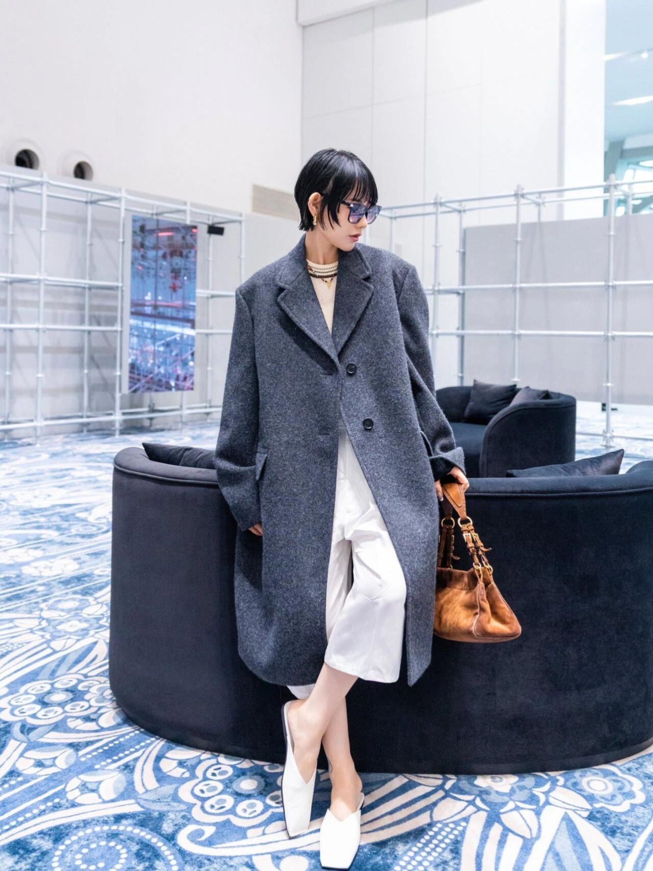 NO:496373,Prad* 25Fw autumn and winter new style, herringbone wool silhouette mid-length coat jacket | Exclusive yb development!  High-end production!  The original wool fabric is made of soft and crisp texture, warm and styling. The Oversize straight-tube style is smooth and atmospheric, and it hangs naturally from the shoulders to the knees, creating a casual and relaxing feeling. The classic wreathed collar design modifies the neck lines, the single-breasted placket is neat and simple, and is matched with the folding details of the two sides of the pockets and cuffs, which reveals exquisiteness in practicality. The body is hidden in the drawstring design, which can freely adjust the waistline and injects soft elements into the straight contour; the iconic leather triangle logo on the back is low-key and finishes the brand genes. The overall retains the elegance and clarity of the wool coat, and breaks the dullness through loose proportions and delicate herringbones. It is the core item in the autumn and winter wardrobe that has both aura and practical wearability. S/M/L on sale in stock, prada, versace, jackets & coats, alexander  wang19860909Prad* 25Fw秋冬新款 人字纹羊毛廓形中长款大衣外套丨独家yb开发！高版出品！选用初剪羊毛面料,质感柔软且富有挺括度,保暖性与造型感兼具.Oversize直筒版型流畅大气,从肩部自然垂落至膝下,营造随性而不失高级的松弛感；经典戗驳领设计修饰颈部线条,单排扣门襟利落简约,搭配两侧贴袋与袖口翻折细节,实用中透出精致.衣身暗藏抽绳设计,可自由调节腰线,在直筒轮廓中注入柔美元素；背面标志性皮革三角形徽标低调点睛,延续品牌基因.整体既保留羊毛大衣的优雅挺括,又通过宽松比例与细腻人字纹打破沉闷,是秋冬衣橱中兼具气场与实穿性的核心单品.现货发售S/M/L,,prada,versace,jackets & coats,alexander wang,Women's clothing