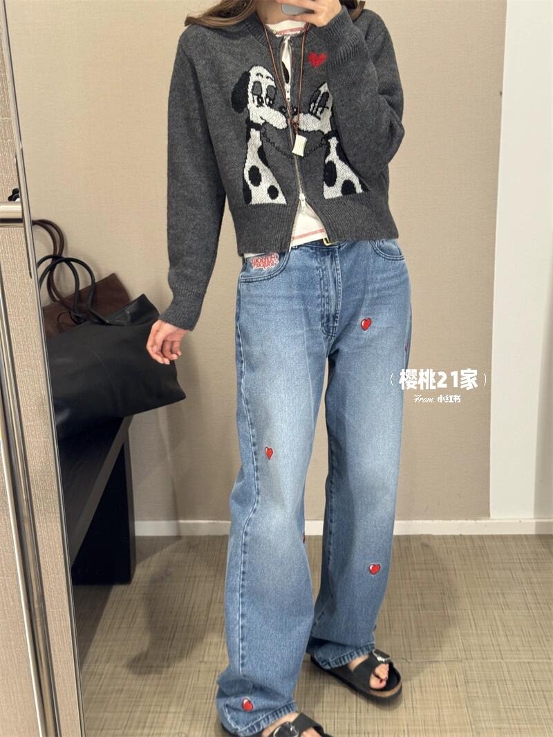 NO:496384,Carne Bollente 25Fw early autumn new style cartoon gray puppy zipper knitted cardigan丨Exclusive high-end production!  With dark gray as the background, two cute spotted dog patterns on the front, black and white contrasting colors are vivid and playful, instantly illuminating the early autumn style. It uses soft and skin-friendly knitted fabric, which combines comfort and texture. The zippered cardigan is designed to be convenient and practical, and the ribbed neckline, cuffs and hem enhance the casual and lazy atmosphere. The short style is neat and slim, and can be easily matched with inner and bottoms to create a casual and personalized daily style. It is an eye-catching item in the early autumn wardrobe that is both cute and practical. S/M/L is available in stock, alexander wang19860909Carne Bollente 25Fw早秋新款 卡通灰色小狗拉链针织开衫丨独家高版出品！以深灰色为底色,正面提花两只萌趣斑点狗图案,黑白撞色鲜活俏皮,瞬间点亮早秋造型.采用柔软亲肤的针织面料,兼具舒适与质感,拉链开衫设计便捷实穿,罗纹领口、袖口与下摆强化休闲慵懒氛围.短款版型利落显瘦,可轻松搭配内搭与下装,打造随性又不失个性的日常风格,是早秋衣橱中兼具可爱与实穿性的吸睛单品.现货发售S/M/L,,alexander wang,Women's clothing