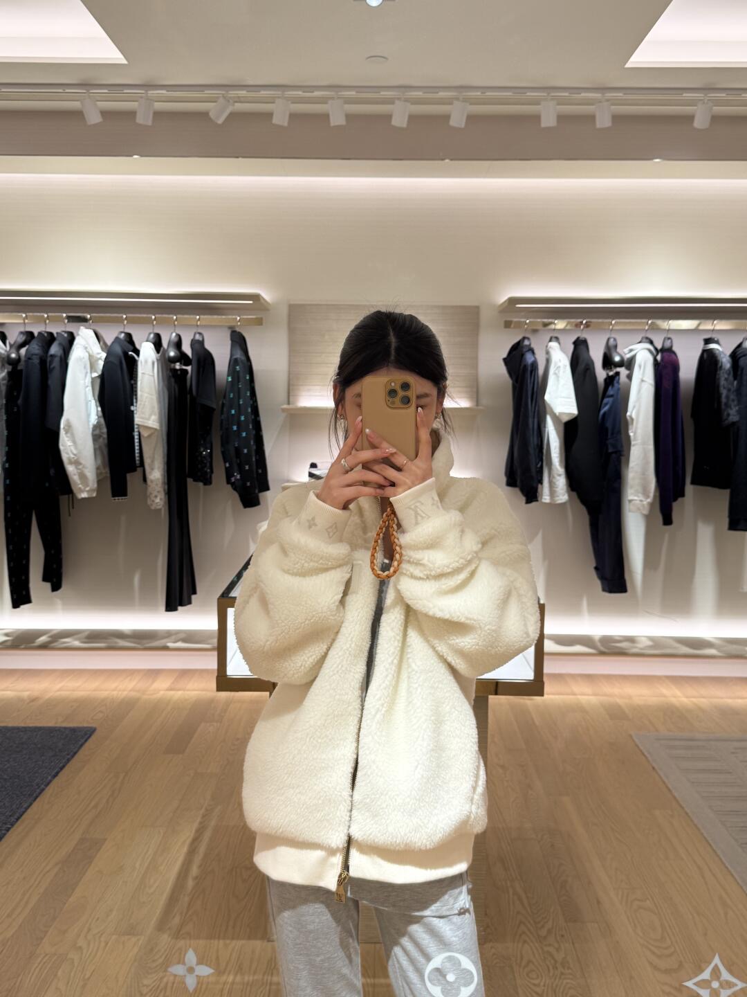 NO:498107,Louis Vuitto* 25FW autumn and winter new product, threaded stand-alone collar pellet fleece jacket | Exclusive yb development!  High-end production!  Red Book's super hot fur coat, plush fluffy as soft as clouds, warmth and skin-friendly; Oversize pilot's style naturally hangs from the shoulders, ribbed neckline, cuffs and hem outlines casual outlines, zippered placket hidden gold LV logo pull head, left chest patch pocket imprinted Monogram dark patterns, low-key echoing the brand's bloodline. S/M/L is available in stock, louis vuitton, louis vuitton, versace, jackets & coats, alexander wang19860909Louis Vuitto* 25FW秋冬新品 螺纹立领颗粒绒外套丨独家yb开发！高版出品！红书超级超级火爆的毛毛外套 毛绒蓬松如云朵般柔软,保暖性与亲肤感兼具；Oversize飞行员版型从肩部自然垂落,罗纹领口、袖口与下摆勾勒出随性轮廓,拉链门襟暗藏金色LV标识拉头,左侧胸口贴袋压印Monogram暗纹,低调呼应品牌血统.现货发售S/M/L,,louis vuitton,louis vuitton,versace,jackets & coats,alexander wang,Women's clothing