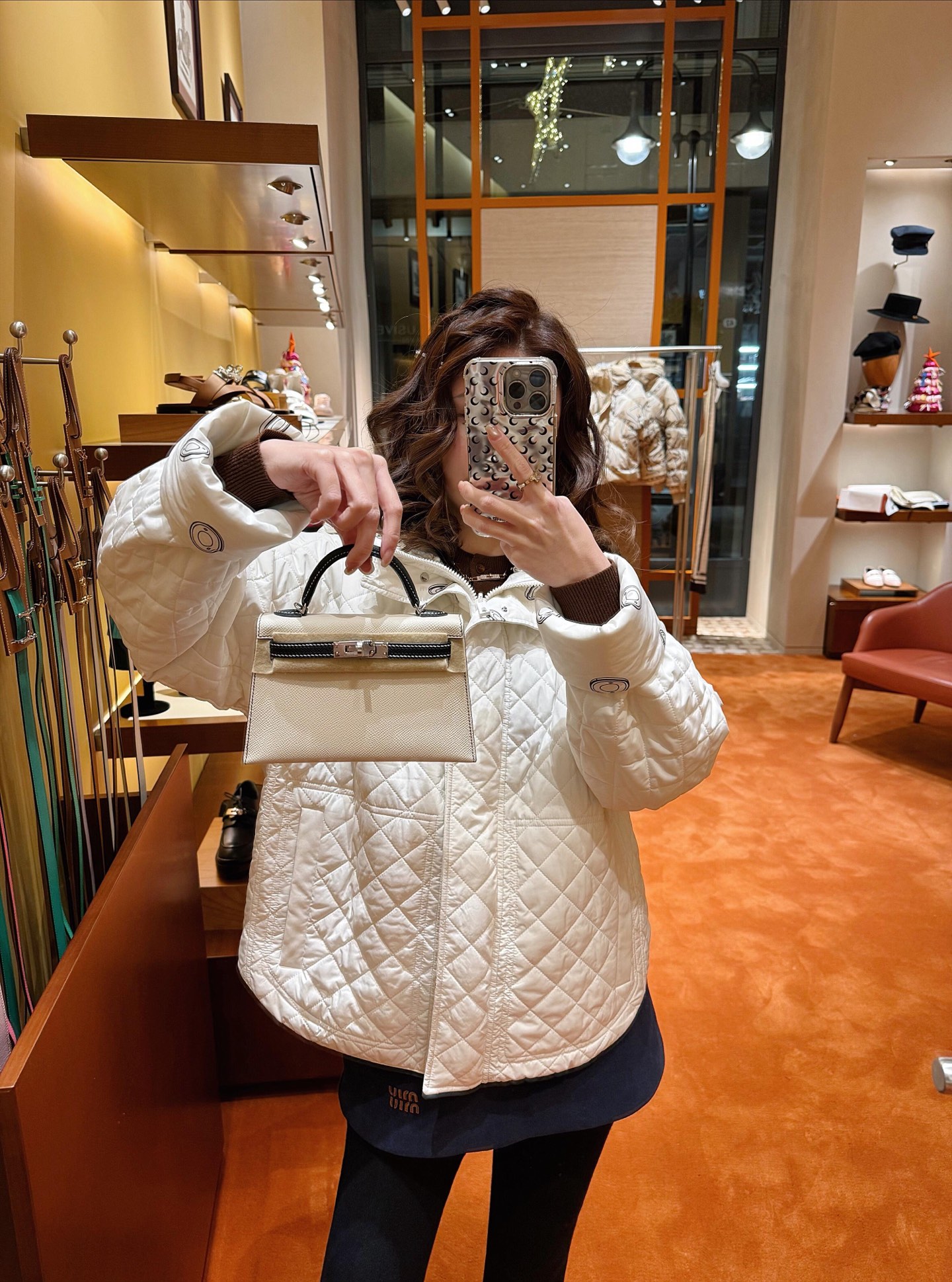 NO:496410,Hermè* 25Fw autumn and winter new style, the most popular double-sided hooded cotton jacket | Exclusive yb development!  High-end production!  On one side, it has a creamy white waterproof nylon base, and the full hand-painted 'O'-shaped pig nose buckle pattern is casually laid out like sketches, deconstructing the brand's classic hardware into street art; on the other side, it has diamond quilting texture, and the three-dimensional car line replicates the leather stitching process of Hermès Workshop. The cotton filling is as light as a cloud but has excellent temperature locking. On one side, it is urban graffiti full of artistic sense, and on the other side, the low-key and luxurious diamond warmth, this cotton jacket has become a 'style transformer' recommendation for crossing scenes in the early autumn wardrobe!  S/M/L, hermes, hermes, jackets & coats,hats,alexander wang19860909Hermè* 25Fw秋冬新款 最火的双面穿连帽棉服外套丨独家yb开发！高版出品！一面是奶油白防水尼龙基底,满幅手绘风“O”形猪鼻扣图案如速写般随性铺陈,将品牌经典硬件解构为街头艺术；另一面是菱格绗缝肌理,立体车线复刻爱马仕工坊的皮革缝线工艺,棉填充轻盈如云朵却锁温性极佳.当一面是艺术感满格的都市涂鸦,另一面是低调奢华的菱格暖意,这件棉服便成了早秋衣橱里跨越场景的“风格变压器”推荐！现货发售S/M/L,,hermes,hermes,jackets & coats,hats,alexander wang,Women's clothing