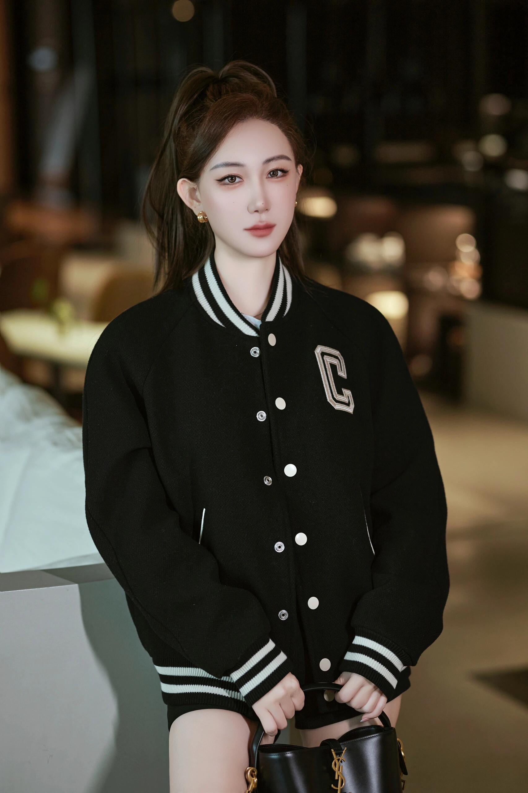 NO:498063,Celin* 25Fw autumn and winter new style, letter embroidered casual jacket, baseball uniform jacket丨Exclusive high-end production!  This jacket is made of wool-blend fabric. The front letters are embroidered with brand logo letters and the back is decorated with carved letters. Slides snap buckles, threaded neckline hem cuffs, and casual and versatile style. Same as men and women. S/M/L/XL, celine, jackets & coats, jackets & coats, alexander wang19860909Celin* 25Fw秋冬新款 字母刺绣休闲夹克棒球服外套丨独家高版出品！这款夹克采用羊毛混纺面料制作而成,夹克正面字母刺绣贴标 ,后背饰有品牌徽标标志字母 雕刻字母按扣开合 ,螺纹领口下摆袖口,款式休闲百搭.男女同款 现货发售S/M/L/XL,,celine,jackets & coats,jackets & coats,alexander wang,Women's clothing