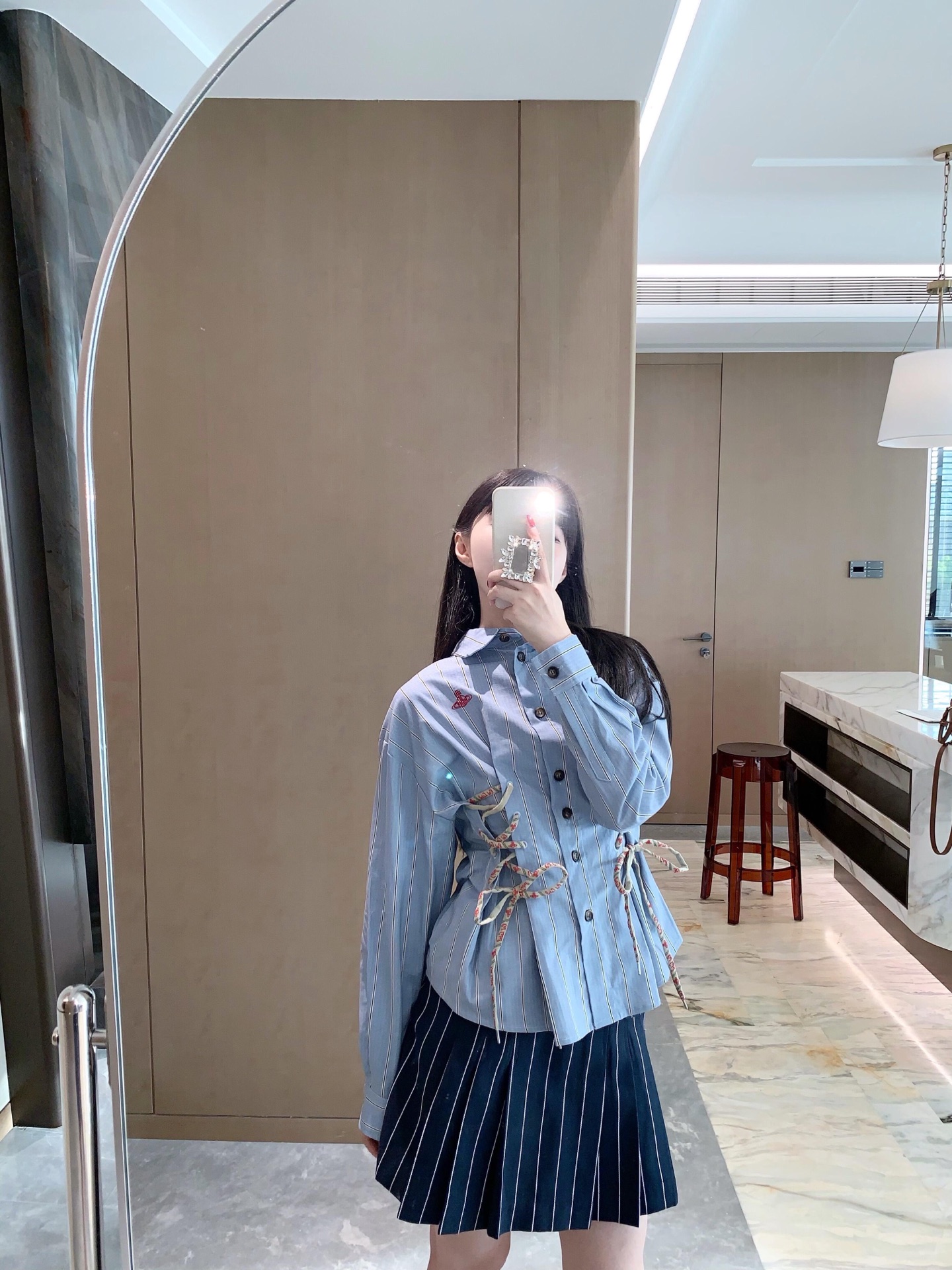 NO:498049,Vivienne Westw*od 25Fw early autumn new style Saturn embroidered striped side waistband lace-up long-sleeved shirt | Exclusive yb development! High-end production! Saturn's striped side lace-up shirt. The simple style is all summer style, with a neutral style design, slimming waist, casual and free and easy, and one piece is light to go out! The loose fit can well modify the body. The cotton fabric has good moisture absorption and breathability, making it particularly comfortable to wear on the body! S/M/L, Shirts,alexander wang19860909Vivienne Westw*od 25Fw早秋新款 土星刺綉条纹侧面收腰系带长袖衬衫丨独家yb开发！高版出品！土星条纹侧面系带衬衫 简约的风格全是夏日风情,中性版型设计,收腰显瘦,随性洒脱,一件轻巧出街！宽松的版型可以很好的修饰身材.棉面料拥有着很好的吸湿性和透气性,穿在身上特别的舒适！现货发售S/M/L,,shirts,alexander wang,Women's clothing