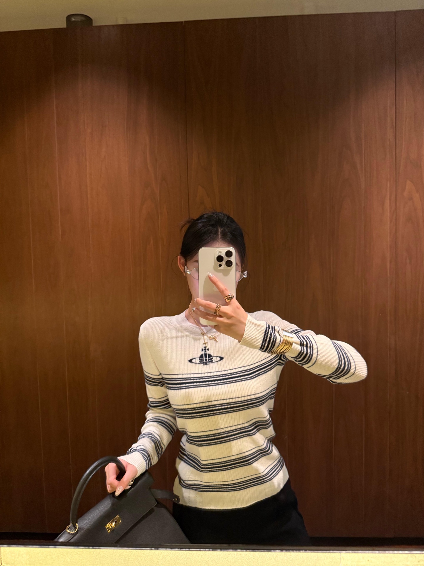 NO:498115,Vivienne Westw*od 25Fw early autumn new style Saturn jacquard striped knit top丨Exclusive high-end production!  Classic black and white stripes, plus the iconic Saturn jacquard, retro and recognizable ~ The slim fit style shows off the figure, it is suitable for pairing with skirts or pants, and it is easy to wear and feel fashionable. It is an indispensable versatile item in the wardrobe~ S/M/L on sale in stock, skirts, alexander wang19860909Vivienne Westw*od 25Fw早秋新款 土星提花条纹针织上衣丨独家高版出品！经典的黑白条纹,加上标志性的土星提花,复古又有辨识度～修身的版型很显身材,搭配裙子或者裤子都很合适,轻松穿出时髦感,是衣柜里少不了的百搭单品～现货发售S/M/L,,skirts,alexander wang,Women's clothing