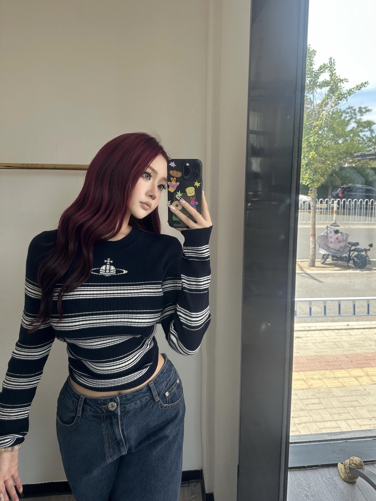 NO:498123,Vivienne Westw*od 25Fw early autumn new style Saturn jacquard striped knit top丨Exclusive high-end production!  Classic black and white stripes, plus the iconic Saturn jacquard, retro and recognizable ~ The slim fit style shows off the figure, it is suitable for pairing with skirts or pants, and it is easy to wear and feel fashionable. It is an indispensable versatile item in the wardrobe~ S/M/L on sale in stock, skirts, alexander wang19860909Vivienne Westw*od 25Fw早秋新款 土星提花条纹针织上衣丨独家高版出品！经典的黑白条纹,加上标志性的土星提花,复古又有辨识度～修身的版型很显身材,搭配裙子或者裤子都很合适,轻松穿出时髦感,是衣柜里少不了的百搭单品～现货发售S/M/L,,skirts,alexander wang,Women's clothing