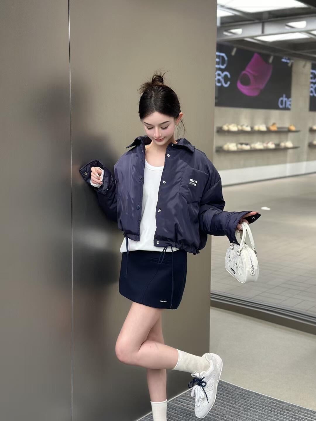 NO:498131,Miumi* 25Fw autumn and winter new style, navy blue three-dimensional logo pocket short down jacket jacket丨Exclusive high-end production!  Custom imported charge nylon material, crisp and stylish and excellent texture!  Lapel down jacket, chest pocket logo letter decoration to highlight the tone ~ the drawstring drawstring is tight, casual and fashionable style!  Daily leisure and outdoor sports in autumn and winter can show their fashion charm!  S/M/L, miumiu, jackets & coats, down jacket, alexander wang19860909Miumi* 25Fw秋冬新款 藏青色立体徽标口袋短款羽绒服外套丨独家高版出品！定制进口冲锋尼龙材质 挺括有型质感上乘！ 翻领羽绒服外套,胸前口袋标志字母装饰彰显调性～衣摆抽绳松紧收口,休闲时髦风格！秋冬日常休闲与户外运动都能展现时尚魅力 ！现货发售S/M/L,,miumiu,jackets & coats,down jacket,alexander wang,Women's clothing