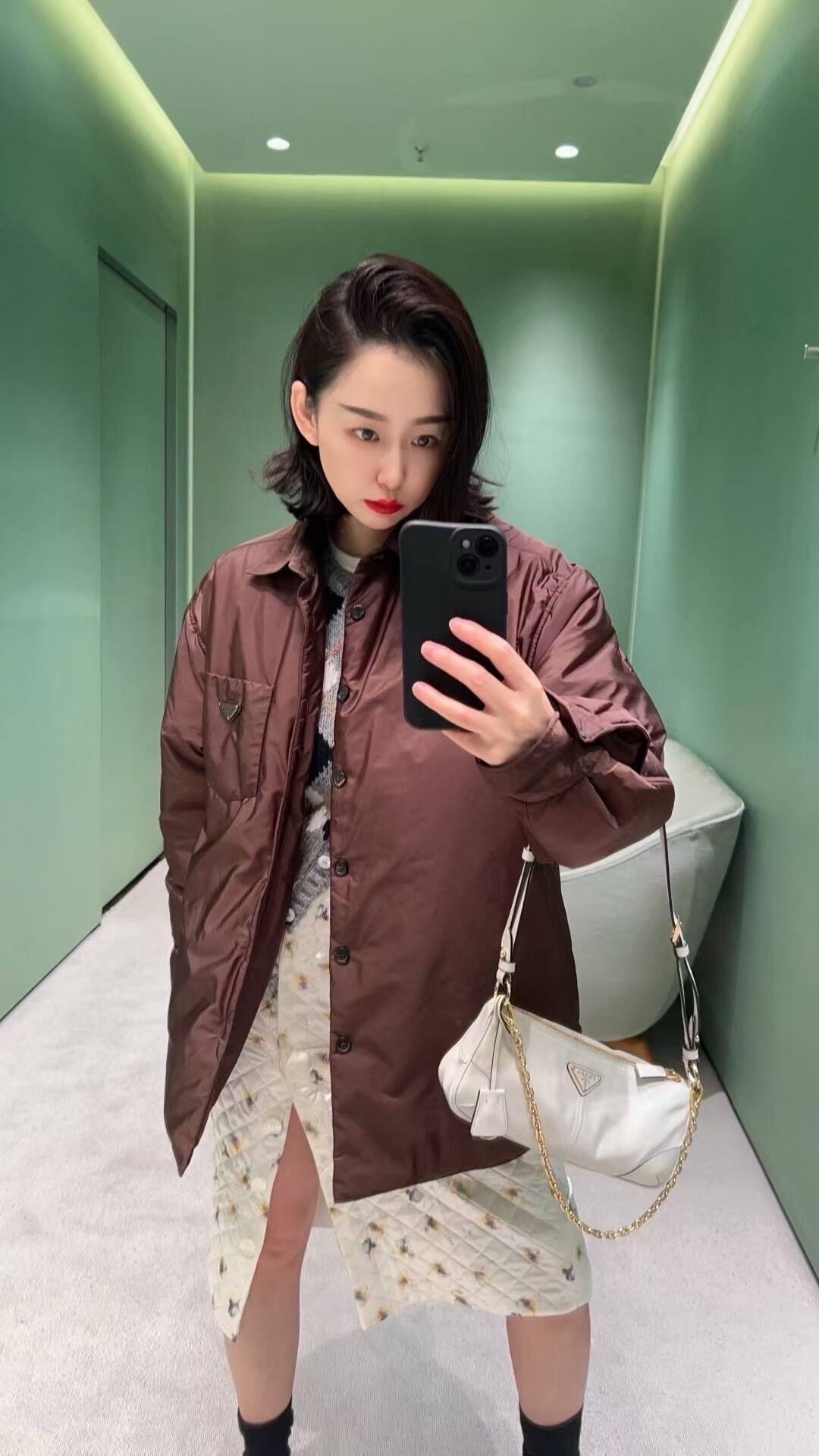 NO:499213,Prad* 25Fw autumn and winter new style recycled nylon shirt-style cotton clothing丨Exclusive yb development!  High-end production!  The same style for men and women, the dark brown nylon fabric has a high-end gloss, the shirt collar + single-row button design is neat and casual, the enamel triangle logo on the chest is exquisite and finishing, the style is loose but the flesh is hidden, and the layered inner layer is super layered. Paired with the same color handbag, it is luxurious and lazy, it is the king of layered items for autumn and winter, and the balance between casualness and exquisiteness is just right~ S/M/L on sale in stock, prada, shirts, alexander wang19860909Prad* 25Fw秋冬新款 再生尼龙衬衫式棉服丨独家yb开发！高版出品！男女同款,深棕调尼龙面料自带高级光泽感,衬衫领+单排纽扣设计利落又随性,胸前珐琅三角徽标精致点睛,版型宽松却藏肉,叠穿内搭超有层次.搭配同色系手袋,奢华中透着慵懒,是秋冬叠穿的王炸单品,把随性与精致平衡得恰到好处～现货发售S/M/L,,prada,shirts,alexander wang,Women's clothing