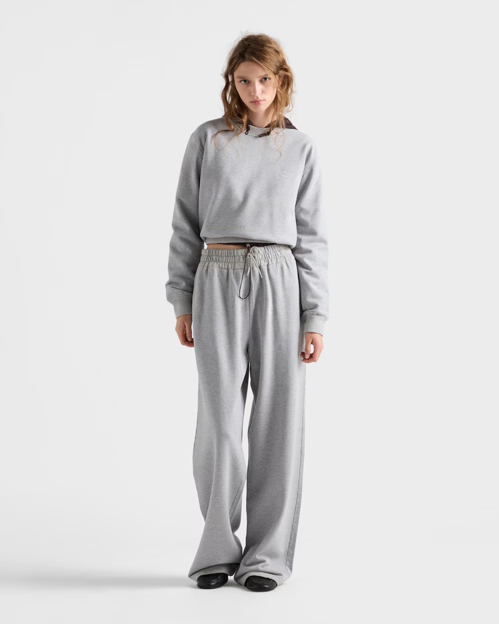 NO:499229,Prad* 25FW autumn and winter new model, micro-label printing washed old round neck sweatshirt丨Exclusive yb development!  High-end production!  The simple style hides exquisite and ingenious ideas, classic logo embellishments, and full of texture. Wear casual and casual, and paired with the same color pants is lazy and high-end, and paired with denim shorts adds a bit of vitality. It can easily adapt to diverse styles and unlock fashionable daily life~ S/M/L on sale in stock, prada, hoodie, sweatshirts, shorts, alexander wang19860909Prad* 25FW秋冬新款 微标印花水洗做旧圆领卫衣丨独家yb开发！高版出品！简约版型藏着精致巧思,经典标识点缀,质感拉满.单穿休闲随性,搭配同色系裤装是慵懒高级感,配牛仔短裤又添几分活力,轻松适配多样风格,解锁时髦日常～现货发售S/M/L,,prada,hoodie,sweatshirts,shorts,alexander wang,Women's clothing