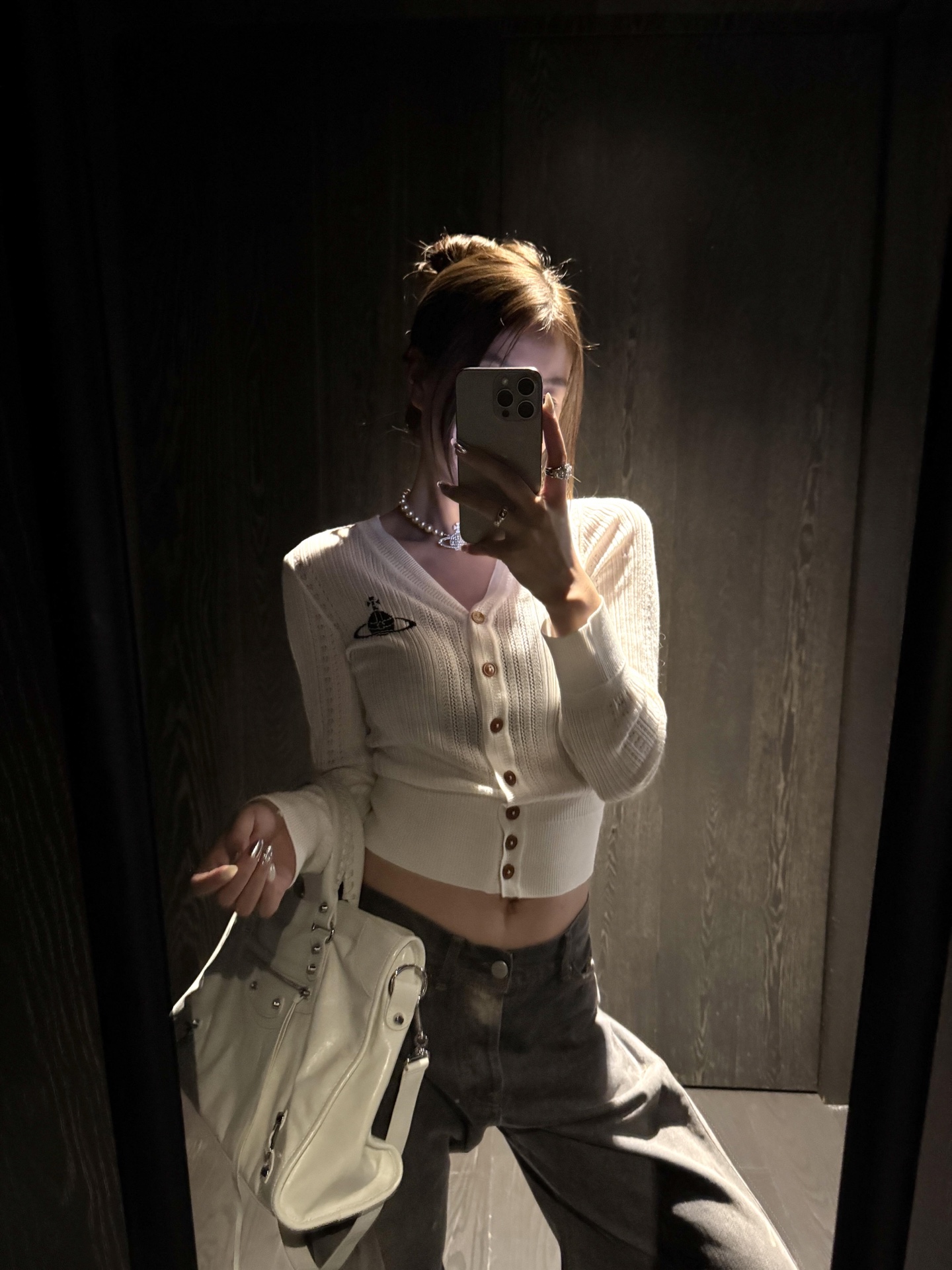 NO:499266,Vivienne Westw*od 25FW autumn and winter new product Saturn jacquard V-neck knitted cardigan丨Exclusive yb development!  High-end production!  Exquisite Saturn embroidery illuminates the body, V-neck + brown buttons retro and playful. The delicate hollow texture reveals a light texture, short slim tailoring outlines the waistline, suitable for a variety of bottoms such as denim skirts, high-waisted pants, etc., you can wear sweet and cool personality during daily commuting or dates~ S/M/L, skirts, alexander wang19860909Vivienne Westw*od 25FW秋冬新品 土星提花V领针织开衫丨独家yb开发！高版出品！精致土星刺绣点亮衣身,V领+棕色纽扣复古又俏皮.细腻镂空纹理透出轻熟质感,短款修身剪裁勾勒腰线,适配牛仔半裙、高腰裤等多种下装,日常通勤或约会都能穿出甜酷小个性～现货发售S/M/L,,skirts,alexander wang,Women's clothing