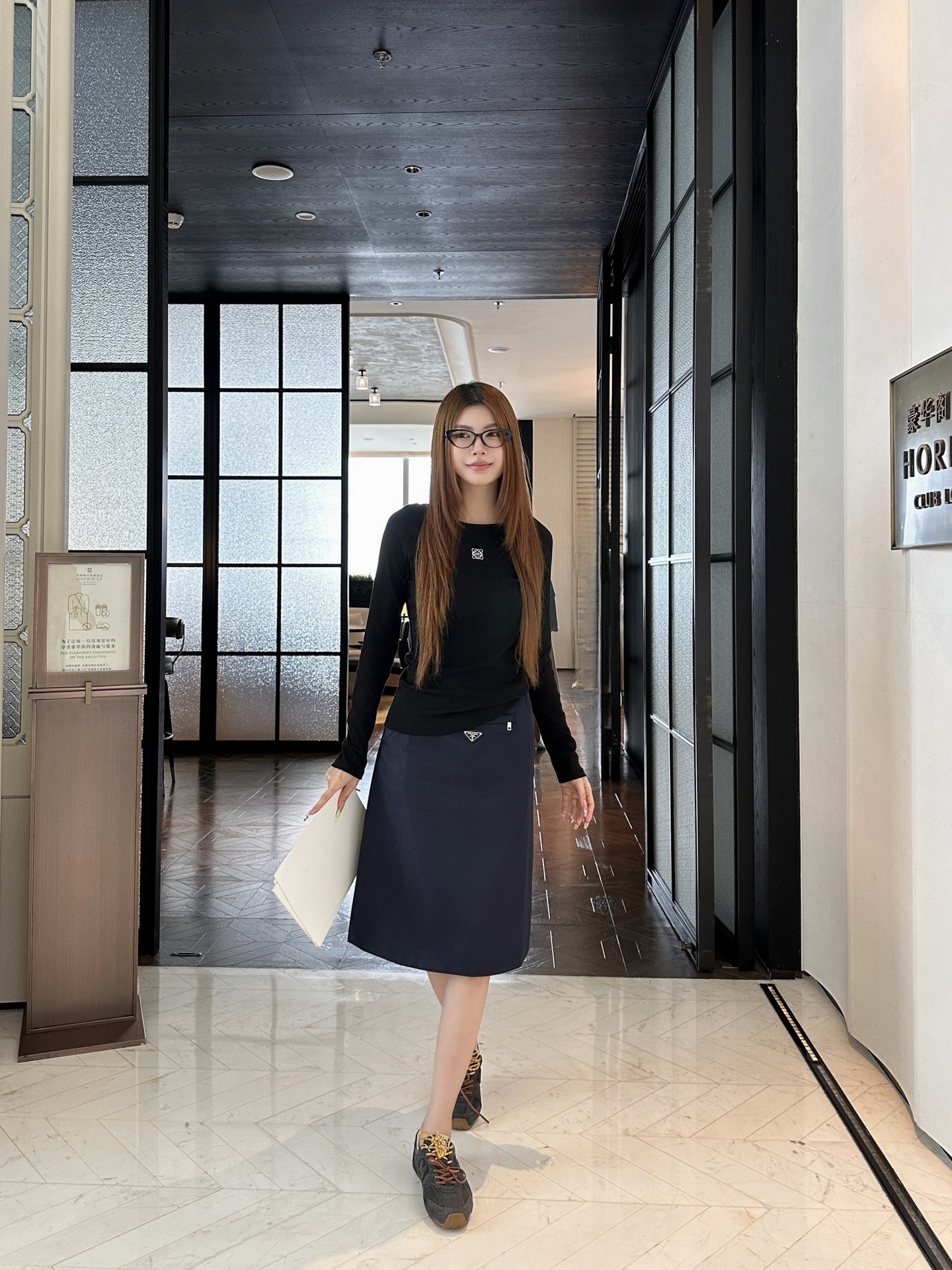 NO:499261,Loew* 25Fw early autumn new style, micro-label embroidered long-sleeved base T-shirt丨Exclusive high-end production!  Simple and basic without losing the highlights. The exquisite small label embroidery on the chest adds a sense of detail. The slim fit style can well outline the body. It is paired with a navy blue skirt to easily create an elegant and capable style. It is suitable for daily commuting or casual occasions~S/M/L, loewe, skirts, tees, t-shirt, alexander wang19860909Loew* 25Fw早秋新款 微标刺绣长袖打底T恤衫丨独家高版出品！简约基础又不失亮点,胸前精致小标刺绣增添细节感.修身版型,能很好勾勒身形,搭配藏蓝色半身裙,轻松打造出优雅又干练的风格,日常通勤或休闲场合都很合适～现货发售S/M/L,,loewe,skirts,tees，t-shirt,alexander wang,Women's clothing