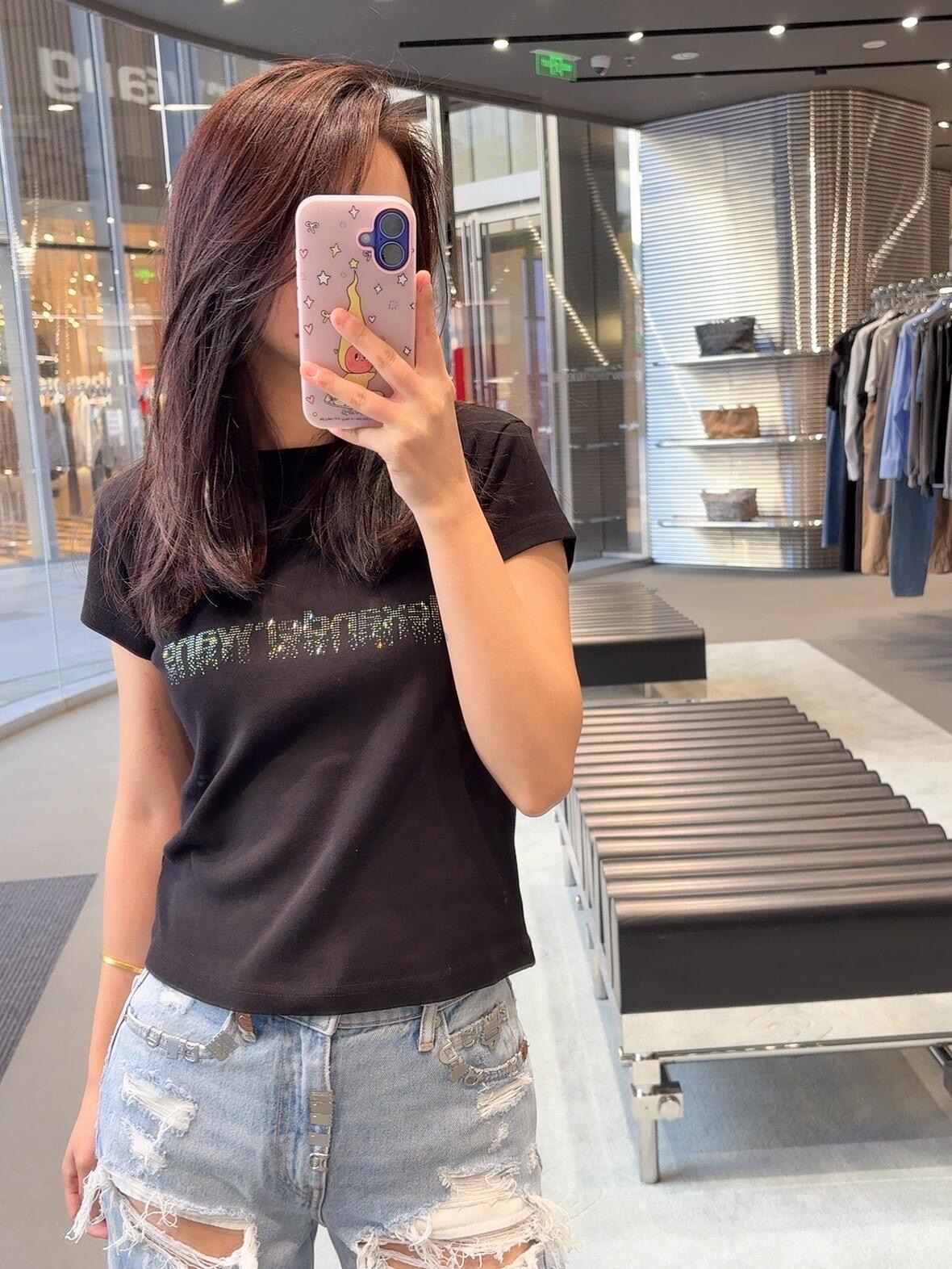 NO:499971,Alexand*r Wang 25Fw early autumn new style crystal hot diamond slim round neck short-sleeved T-shirt | Exclusive yb development!  High-end production!  Simple round neck design, fits the neck lines. The body is inlaid with shining crystals, illuminating the overall shape, and radiating charming under the refraction of light. The slim fit style perfectly outlines the body curve and shows the elegant posture. Selected comfortable fabrics to bring skin-friendly wear experience. It is a dazzling item for creating fashionable styles, easily adapting to a variety of styles. S/M/L, T-shirt,tees, t-shirt,alexander wang19860909Alexand*r Wang 25Fw早秋新款 水晶烫钻修身圆领短袖T恤丨独家yb开发！高版出品！简约圆领设计,贴合颈部线条.衣身镶嵌闪耀水晶,点亮整体造型,在光线折射下绽放迷人光彩.修身版型,完美勾勒身形曲线,尽显优雅身姿.精选舒适面料,带来亲肤穿着体验,是打造时尚造型的亮眼单品,轻松适配多种穿搭风格.现货发售S/M/L,,T-shirt,tees，t-shirt,alexander wang,Women's clothing