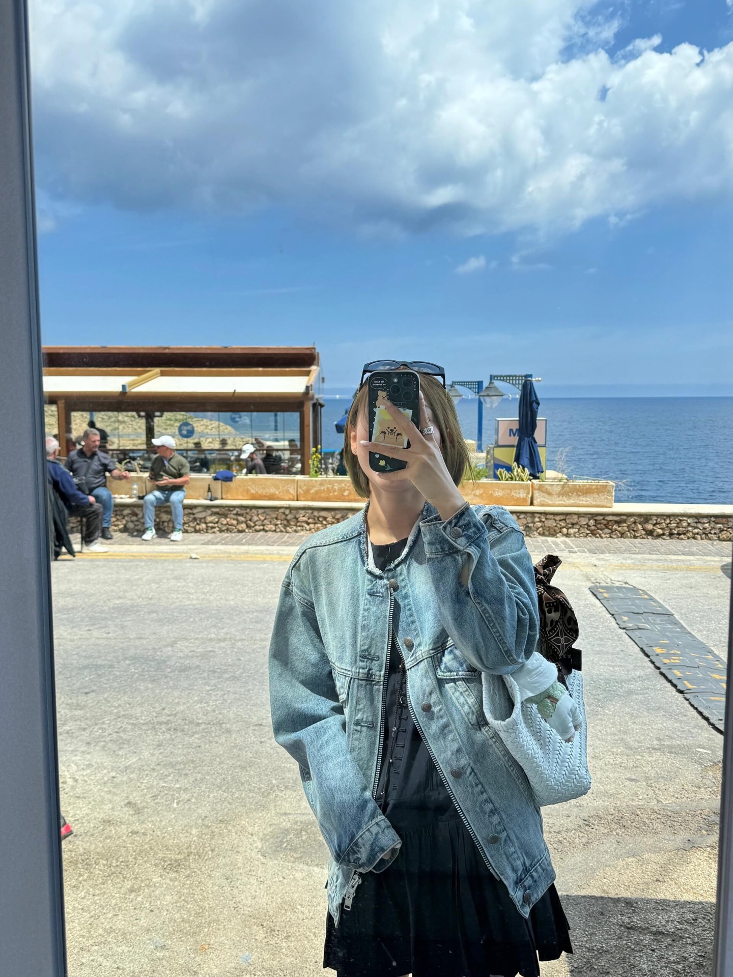 NO:499995,R13 25Fw early autumn new style retro old breasted denim jacket丨Exclusive yb development!  High-end production!  Made of old washing blue denim, presenting a natural wear and antique texture. The breasted round neck replaces the conventional lapel, and the front closure adopts a two-way zipper + retro bronze buckle double-clad design, which combines functionality and styling. The style is Oversize, loose shoulders, retro lazy and other diverse styles, which is the core item for creating high-recognition daily shapes. S/M/L is available in stock, versace, jackets & coats, alexander wang19860909R13 25Fw早秋新款 复古做旧毛边领牛仔外套丨独家yb开发！高版出品！采用做旧水洗蓝牛仔布打造,呈现自然磨损的古着质感.以毛边圆领替代常规翻领,前襟采用双向拉链+复古铜扣双开襟设计,兼具功能性与造型层次.版型为Oversize 宽松落肩,复古慵懒等多元风格,是打造高辨识度日常造型的核心单品.现货发售S/M/L,,versace,jackets & coats,alexander wang,Women's clothing