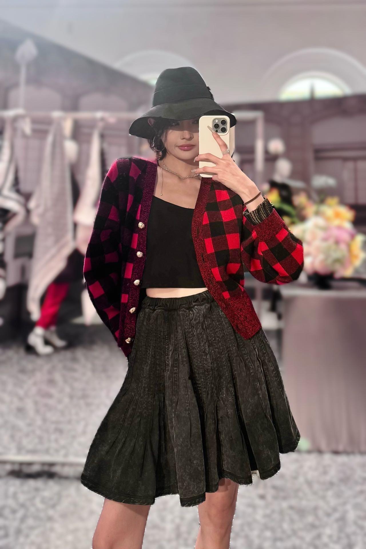 NO:499997,Louis Vuitto* 25Fw autumn and winter new style retro red and black plaid knitted cardigan | exclusive yb development!  High-end production!  The main tone is red and black classic plaid, retro and eye-catching. It adopts a V-neck design to modify the neck lines and add elegant temperament. The placket is matched with golden buttons, which is exquisite and full of exquisiteness, becoming a bright embellishment of the overall shape. The body is loose, friendly to the figure, and can create a casual and lazy style. There are unique tassel details at the cuffs, which sways when walking, injecting a lively charm into the item. Whether it is a simple base shirt inside or a wide-leg pants outside, it can easily create a fashionable and stylish look, which is an excellent choice to enhance the taste of the dress. S/M/L on sale in stock, louis vuitton, alexander wang19860909Louis Vuitto* 25Fw秋冬新款 复古红黑格纹针织开衫丨独家yb开发！高版出品！以红黑经典格纹为主调,复古又吸睛.采用V领设计,修饰颈部线条,增添优雅气质.门襟处搭配金色纽扣,精致感拉满,成为整体造型的亮眼点缀.衣身版型宽松,对身材友好,能营造随性慵懒的风格.袖口处有别致的流苏细节,走动间摇曳生姿,为单品注入灵动韵味.无论是内搭简约打底衫,还是外穿搭配阔腿裤等,都能轻松打造出时尚又有格调的造型,是提升穿搭品味的绝佳选择.现货发售S/M/L,,louis vuitton,alexander wang,Women's clothing