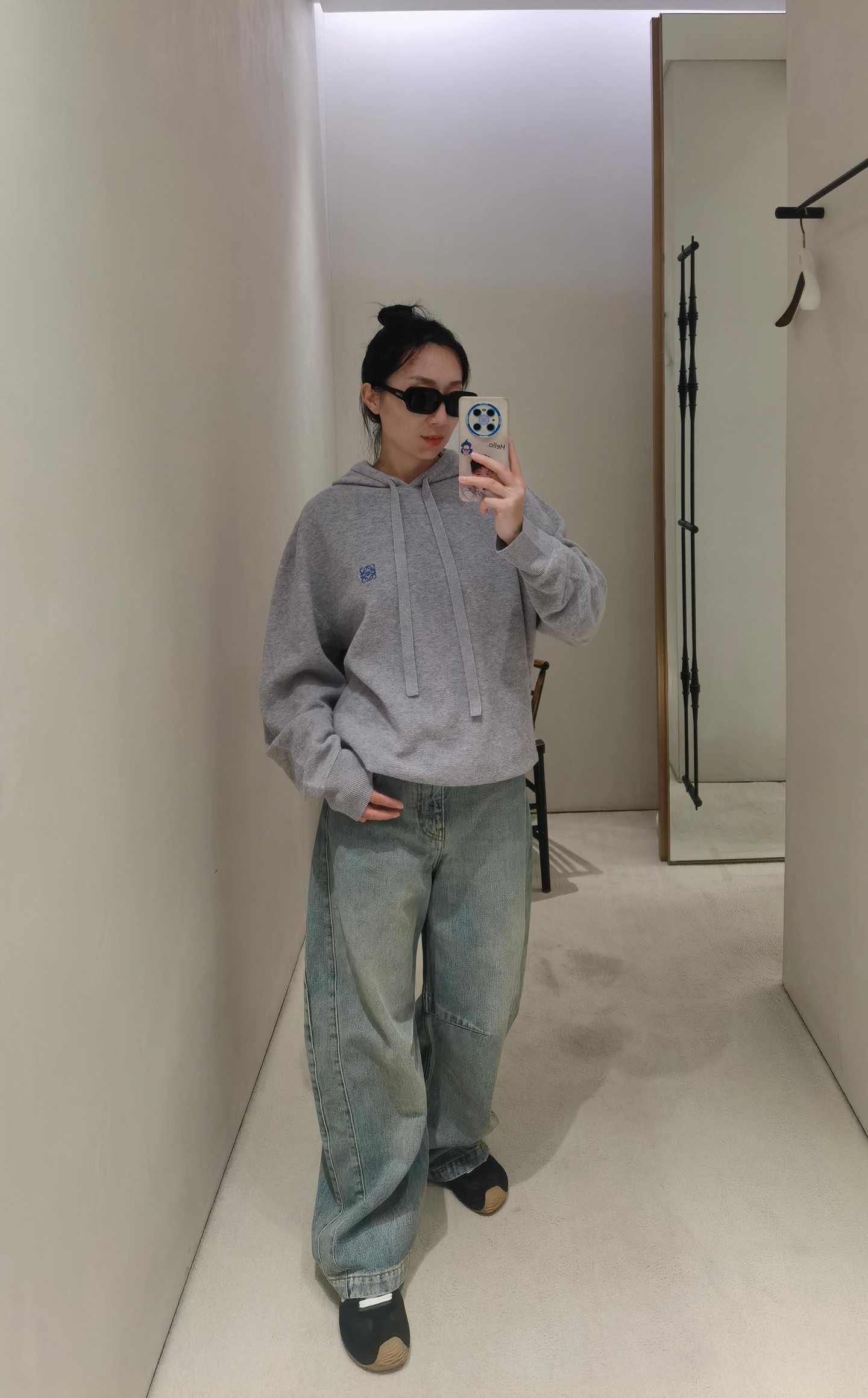 NO:500000,Loew* 25Fw early autumn new Anagram embroidered wool hooded sweater丨Exclusive yb development!  High-end production!  The same style for men and women, the style is Oversize, loose shoulders, very inclusive to the figure, creating a casual and lazy 'boyfriend style' slack feeling; paired with a drawstring hood design, the neckline can be adjusted freely to take into account the styling and warmth needs. It is the core item in the wardrobe that enhances texture. S/M/L is available in stock, loewe, versace, hats, alexander wang19860909Loew* 25Fw早秋新款 Anagram 刺绣羊毛连帽针织衫丨独家yb开发！高版出品！男女同款 版型为Oversize 宽松落肩,对身材包容性极强,营造随性慵懒的“男友风”松弛感；搭配抽绳连帽设计,可自由调节领口松紧,兼顾造型与保暖需求.是衣橱中提升质感的核心单品.现货发售S/M/L,,loewe,versace,hats,alexander wang,Women's clothing