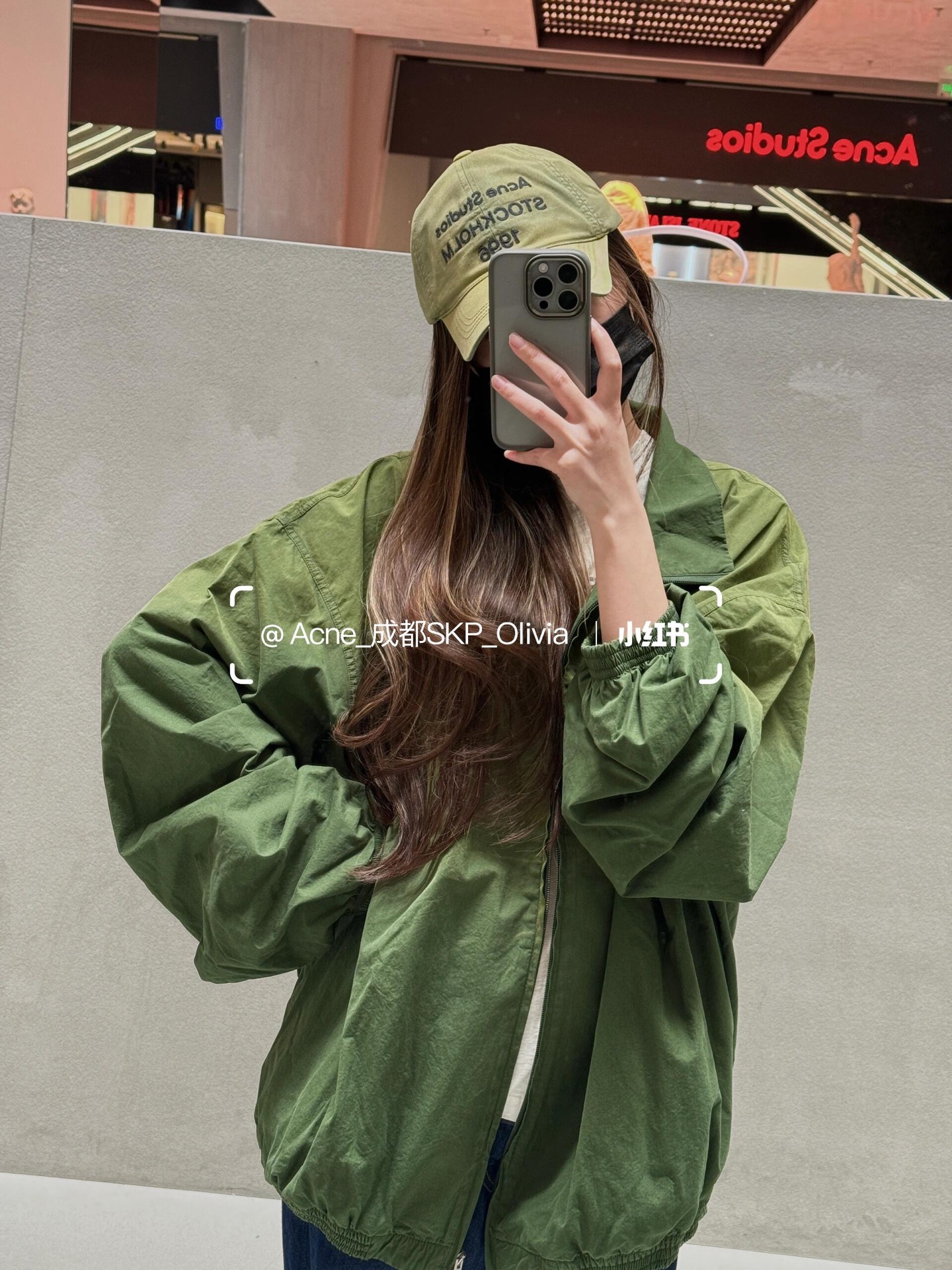 NO:500004,Acne Studio*s 25Fw early autumn new style 1996 logo loose casual zipper jacket | Exclusive yb development!  High-end production!  Use textured fabrics to present a rich and retro olive green tone. The style is a loose shoulder-decking design, which brings a casual and comfortable wearing experience. Whether it is a simple T-shirt inside or a layered sweater, it can be easily controlled. The stand collar is neat and stylish, and matched with a smooth two-way zipper, which not only enhances practicality, but also adds a neat sense to the overall look. There is low-key brand logo embroidery on one side of the body, and the details show the brand style. It is a high-quality item that creates street casual or urban simple style. S/M/L is available in stock, acne studios, jackets & coats, jackets & coats, tees, t-shirt, alexander wang19860909Acne Studi*s 25Fw早秋新款 1996 徽标宽松休闲拉链夹克外套丨独家yb开发！高版出品！选用富有质感的面料,呈现出浓郁且复古的橄榄绿色调.版型为宽松的落肩设计,带来随性自在的穿着体验,无论是内搭简约T恤,还是叠穿针织衫,都能轻松驾驭.立领造型利落有型,搭配顺滑的双向拉链,既提升了实用性,又为整体增添了利落感.衣身一侧有低调的品牌标识刺绣,细节处彰显品牌格调,是打造街头休闲或都市简约风格的优质单品.现货发售S/M/L,,acne studios,jackets & coats,jackets & coats,tees，t-shirt,alexander wang,Women's clothing