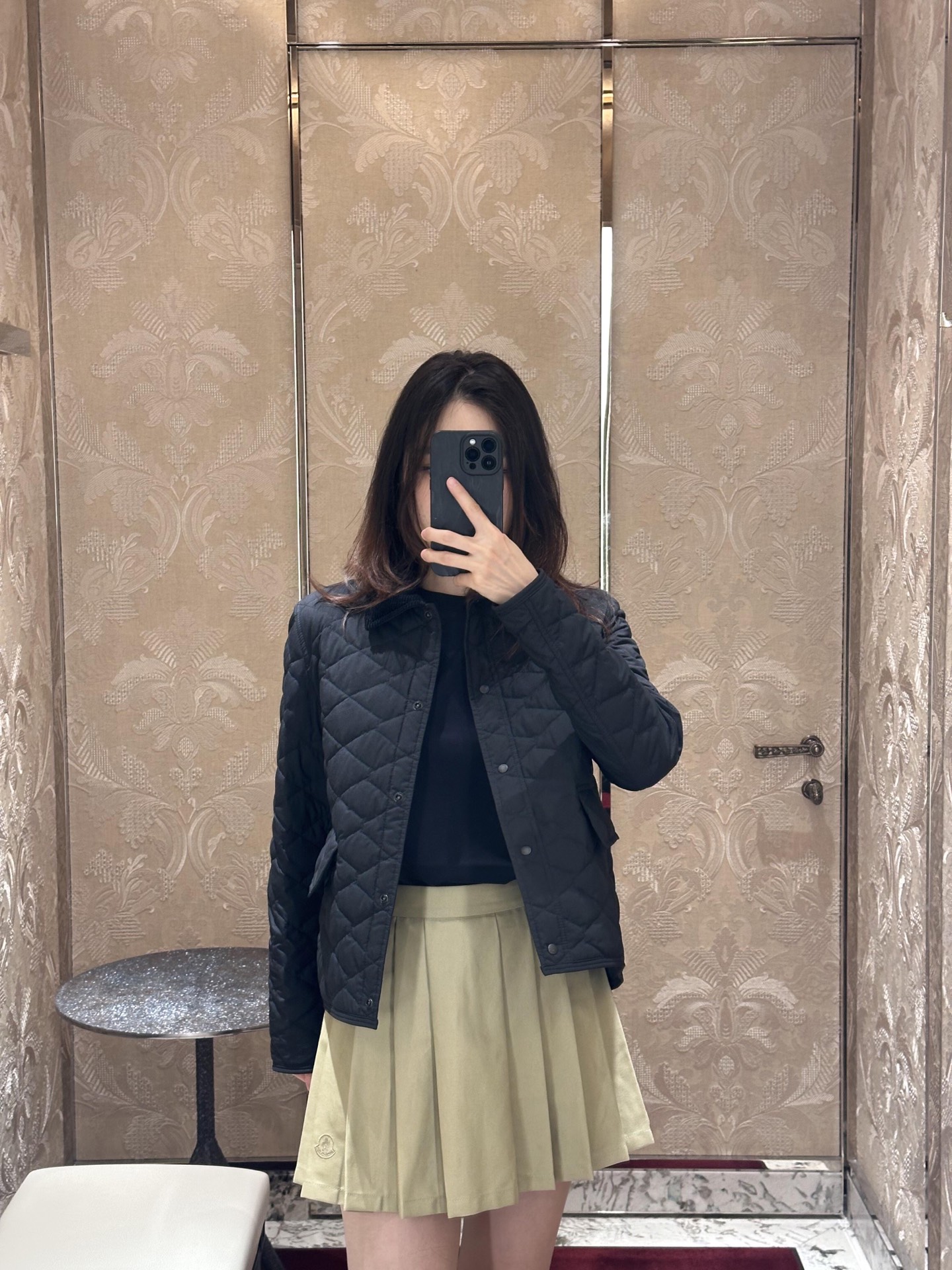 NO:500796,Moncle* 25Fw autumn and winter new style, thin and short down jacket jacket | Exclusive yb development!  High-end production!  The diamond plaid design is classic and unique, and the lapel adds a neat feeling. It is filled with plump down, which is good for warmth and can easily resist the cold. The style is loose and comfortable, and it is not picky about the figure. It is paired with jeans and other items, which is casual and fashionable, and is a practical and good choice for daily wear in autumn and winter. SML is available in stock, jeans, jackets & coats, jackets & coats, down jacket, alexander wang19860909Moncle* 25Fw秋冬新款 轻薄短款羽绒夹克外套丨独家yb开发！高版出品！菱形格纹设计经典又别致,翻领增添利落感.填充饱满羽绒,保暖性佳,能轻松抵御寒意.版型宽松舒适,不挑身材,搭配牛仔裤等单品,休闲又时尚,是秋冬日常穿搭的实用好选择.现货发售SML,,jeans,jackets & coats,jackets & coats,down jacket,alexander wang,Women's clothing