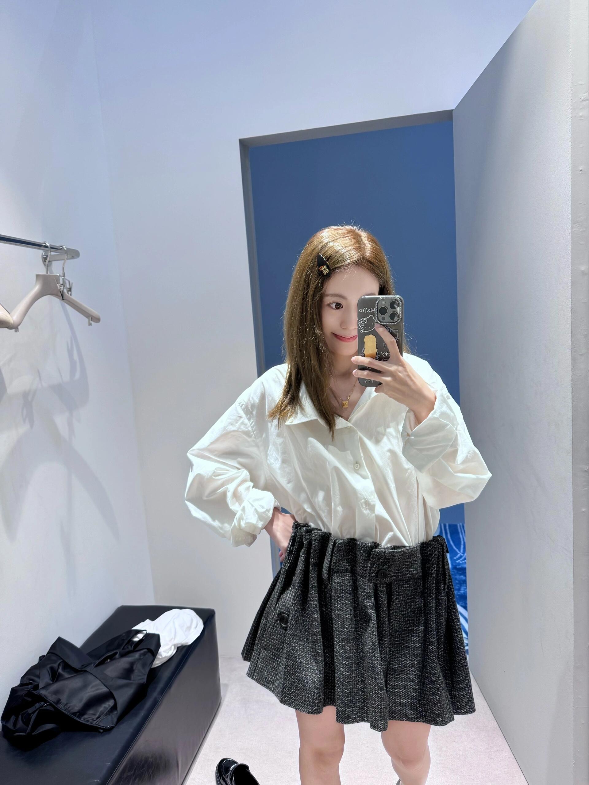 Prada Plaid Wool Mini Skirt: Retro Elegance, High-Waisted A-Line Silhouette 5 i1757745924239 2091 0 3
