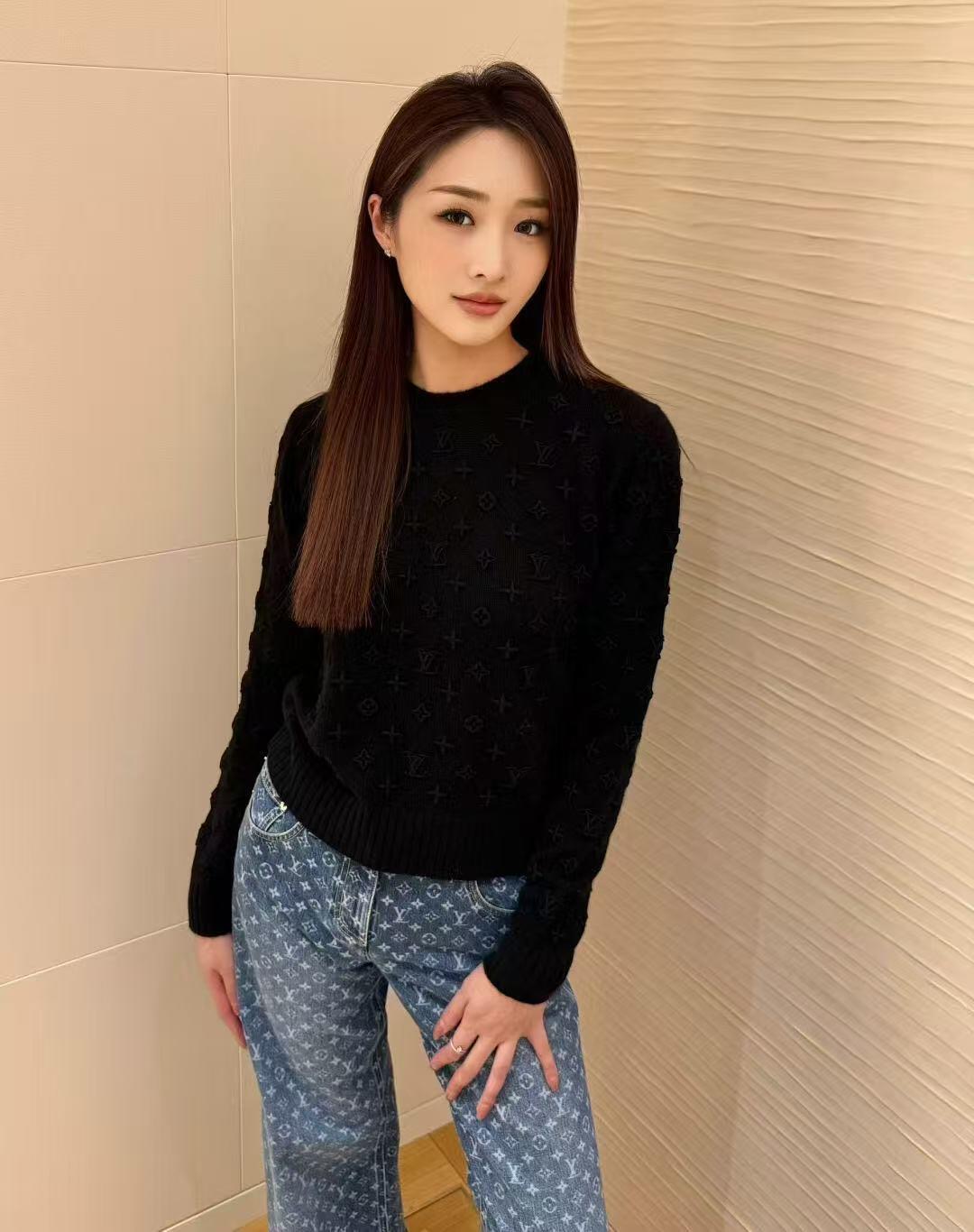 Louis Vuitton 3D Embossed Logo Cashmere Sweater, Early Autumn Collection 10 i1757748849599 4267 0 8