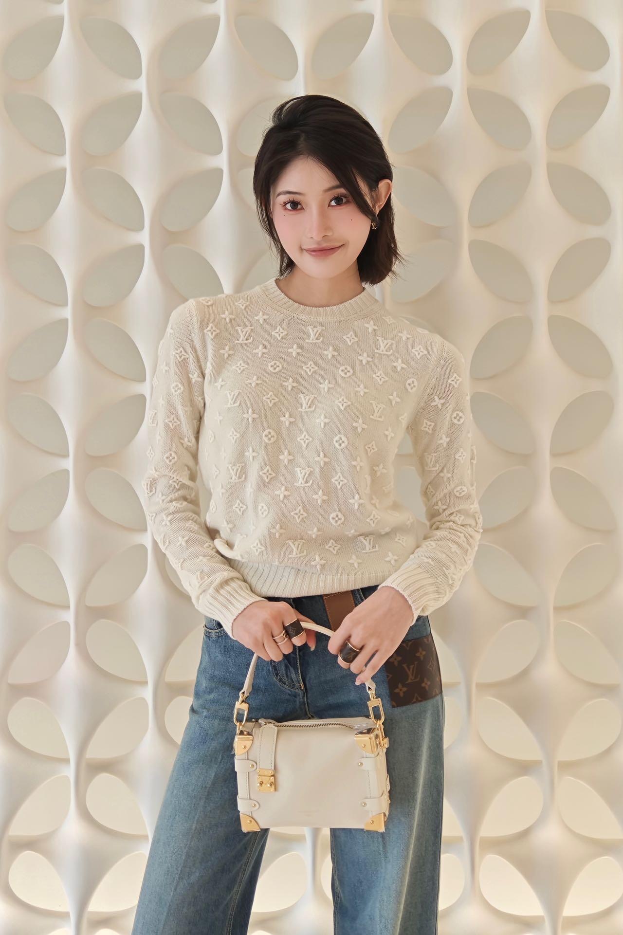 Louis Vuitton 3D Embossed Logo Cashmere Sweater - Early Autumn Collection 9 i1757748906957 3474 0 7