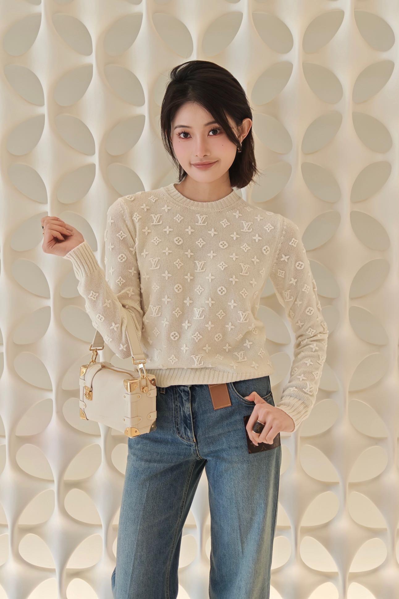 Louis Vuitton 3D Embossed Logo Cashmere Sweater - Early Autumn Collection 8 i1757748906957 5487 0 6