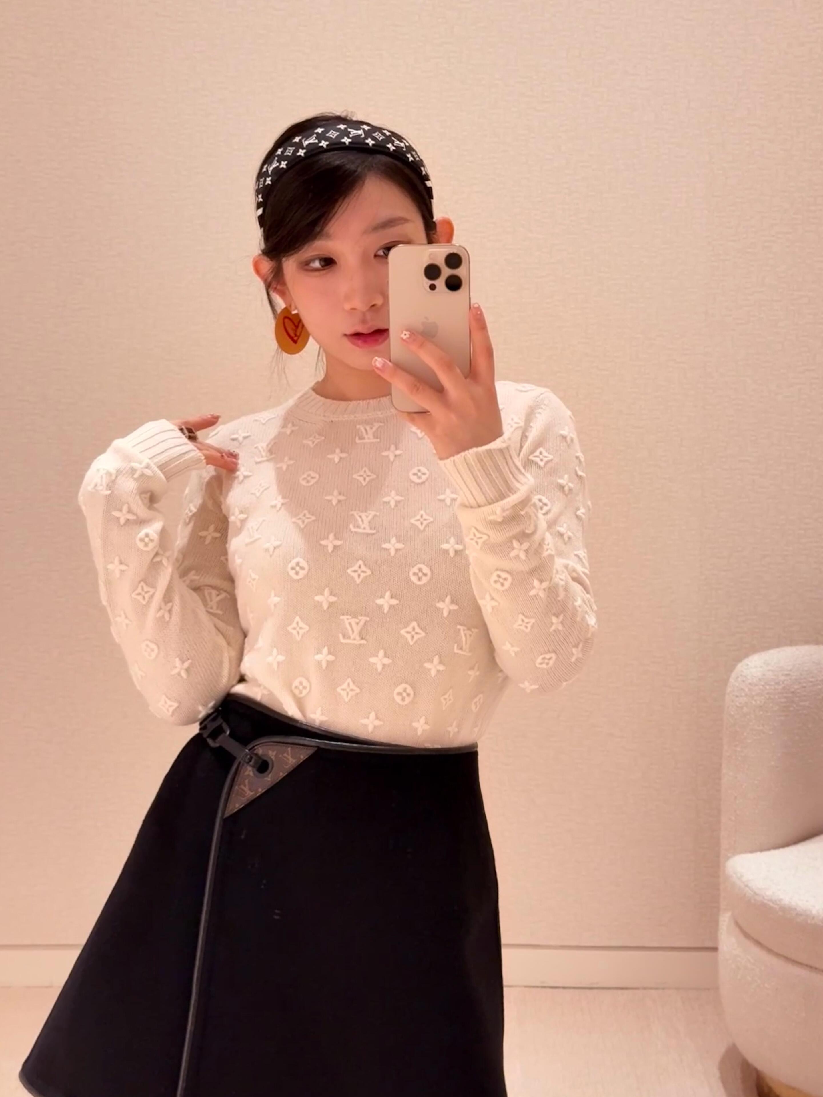 Louis Vuitton 3D Embossed Logo Cashmere Sweater - Early Autumn Collection 6 i1757748906957 9571 0 4