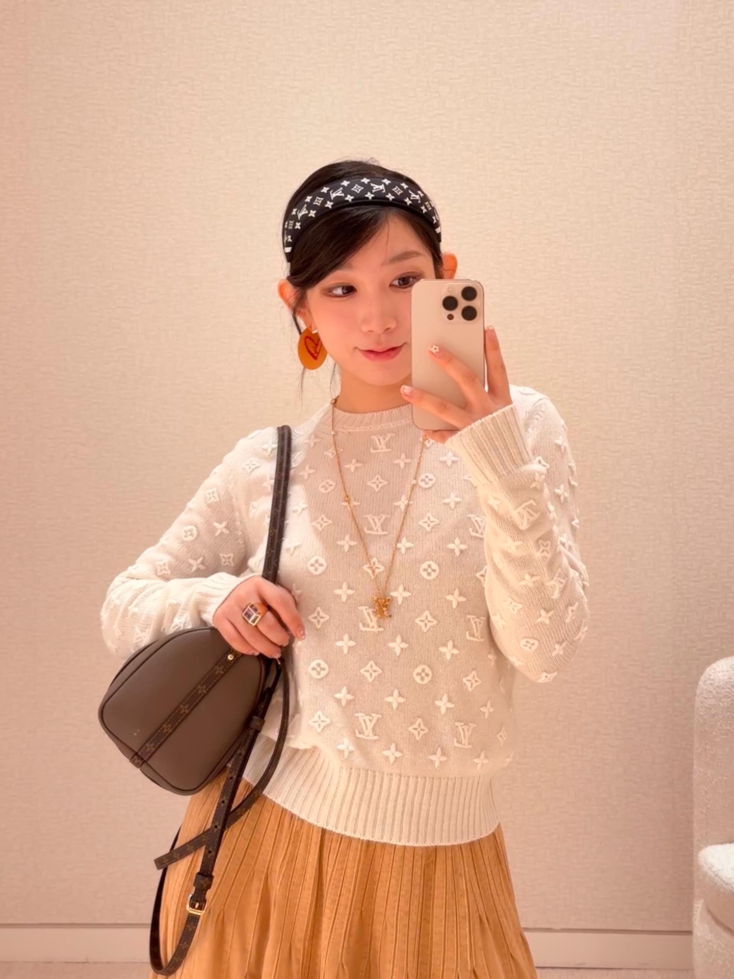 Louis Vuitton 3D Embossed Logo Cashmere Sweater - Early Autumn Collection 4 i1757748907393 9755 0 2