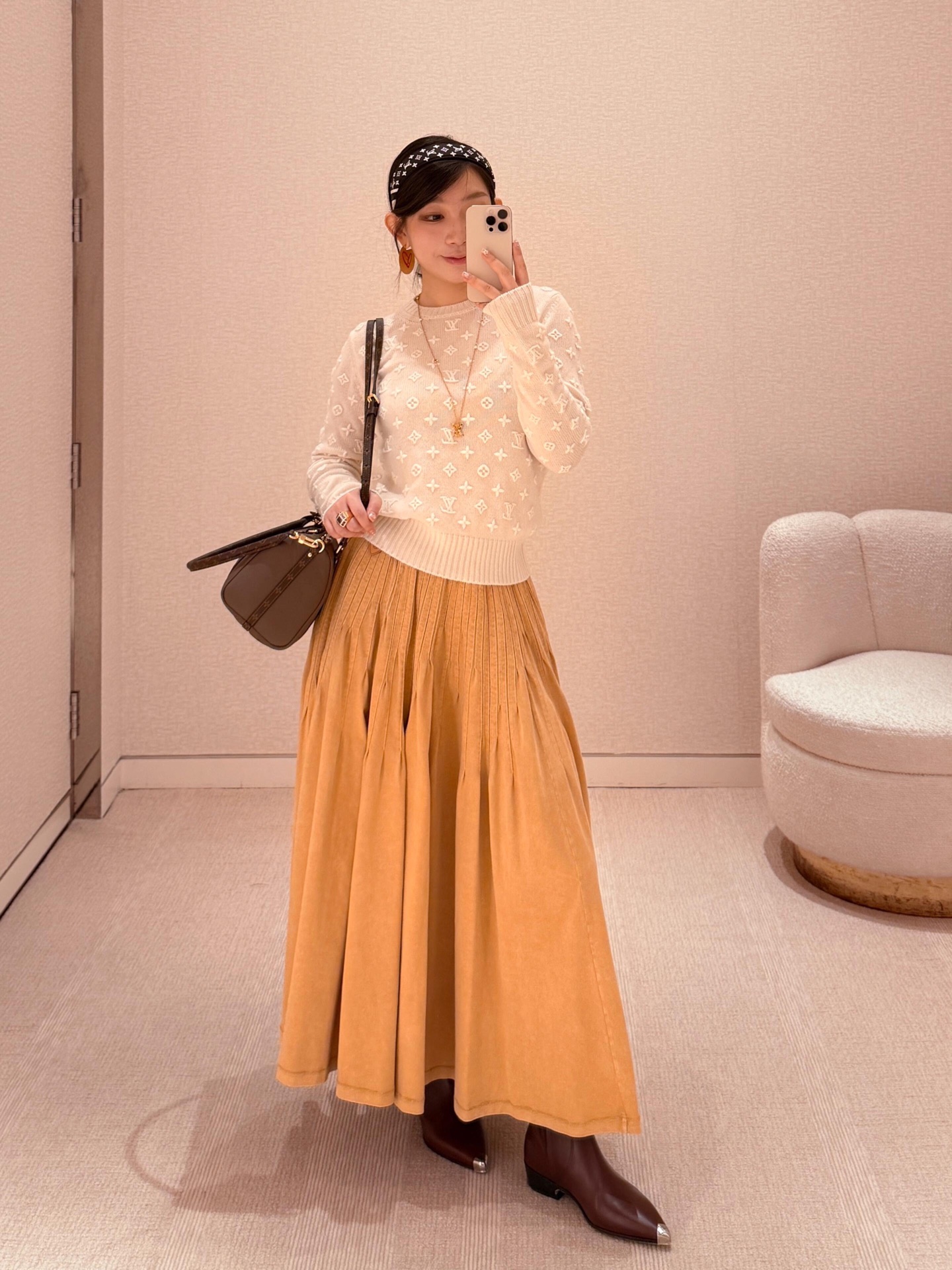 Louis Vuitton 3D Embossed Logo Cashmere Sweater - Early Autumn Collection 5 i1757748908875 3978 0 3